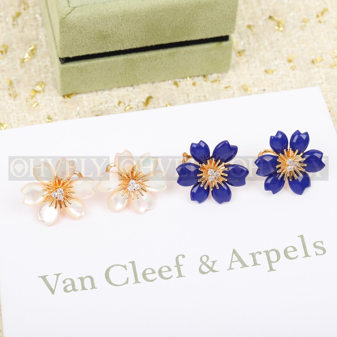 반클리프 아펠 Van Cleef & Arpels 로즈 드 노엘 이어링 미니 모델 ( 화이트, 블루 )