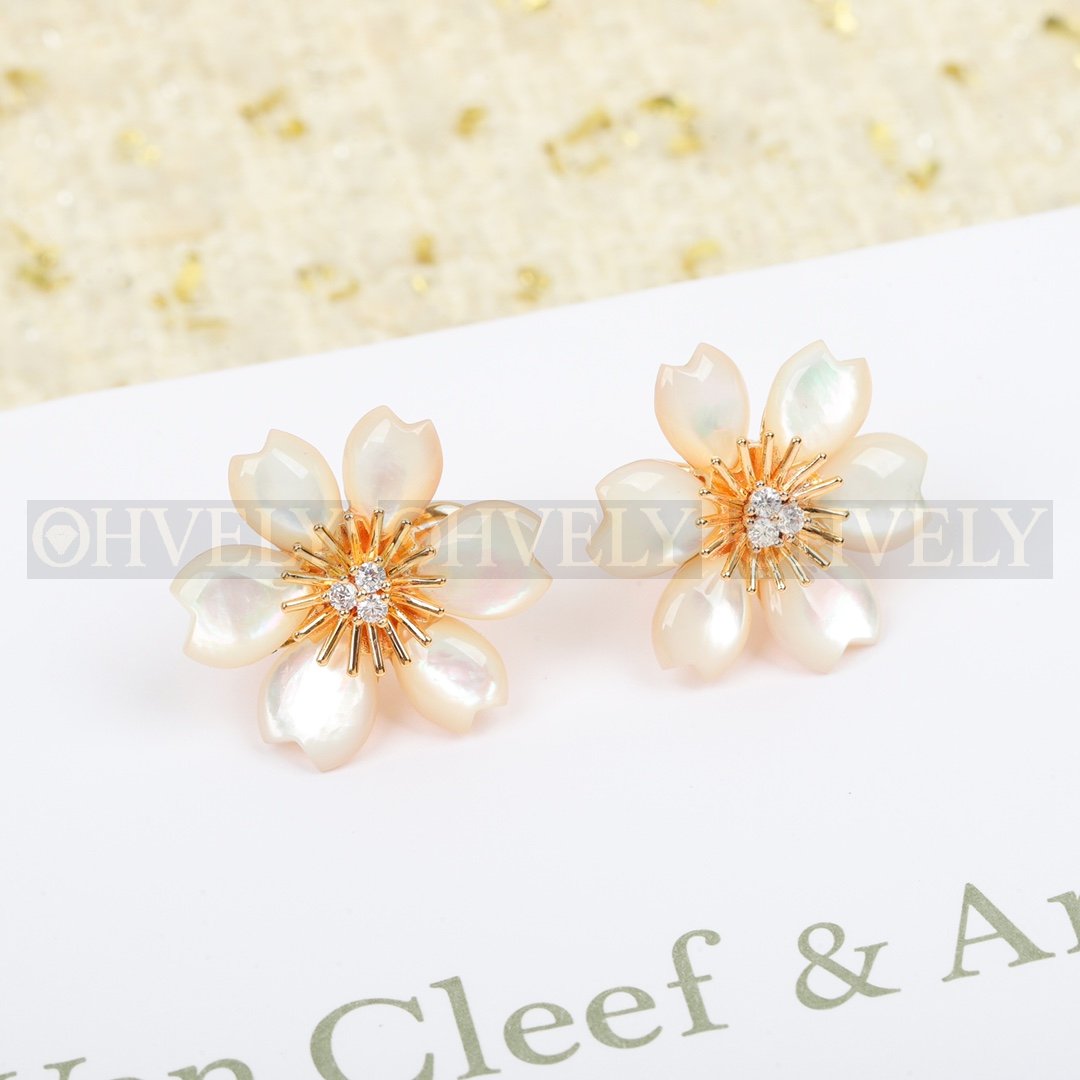 반클리프 아펠 Van Cleef & Arpels 로즈 드 노엘 이어링 미니 모델 ( 화이트, 블루 ) 상품 썸네일