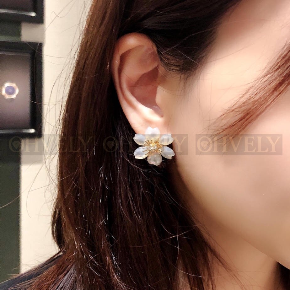 반클리프 아펠 Van Cleef & Arpels 로즈 드 노엘 이어링 미니 모델 ( 화이트, 블루 ) 상품 썸네일