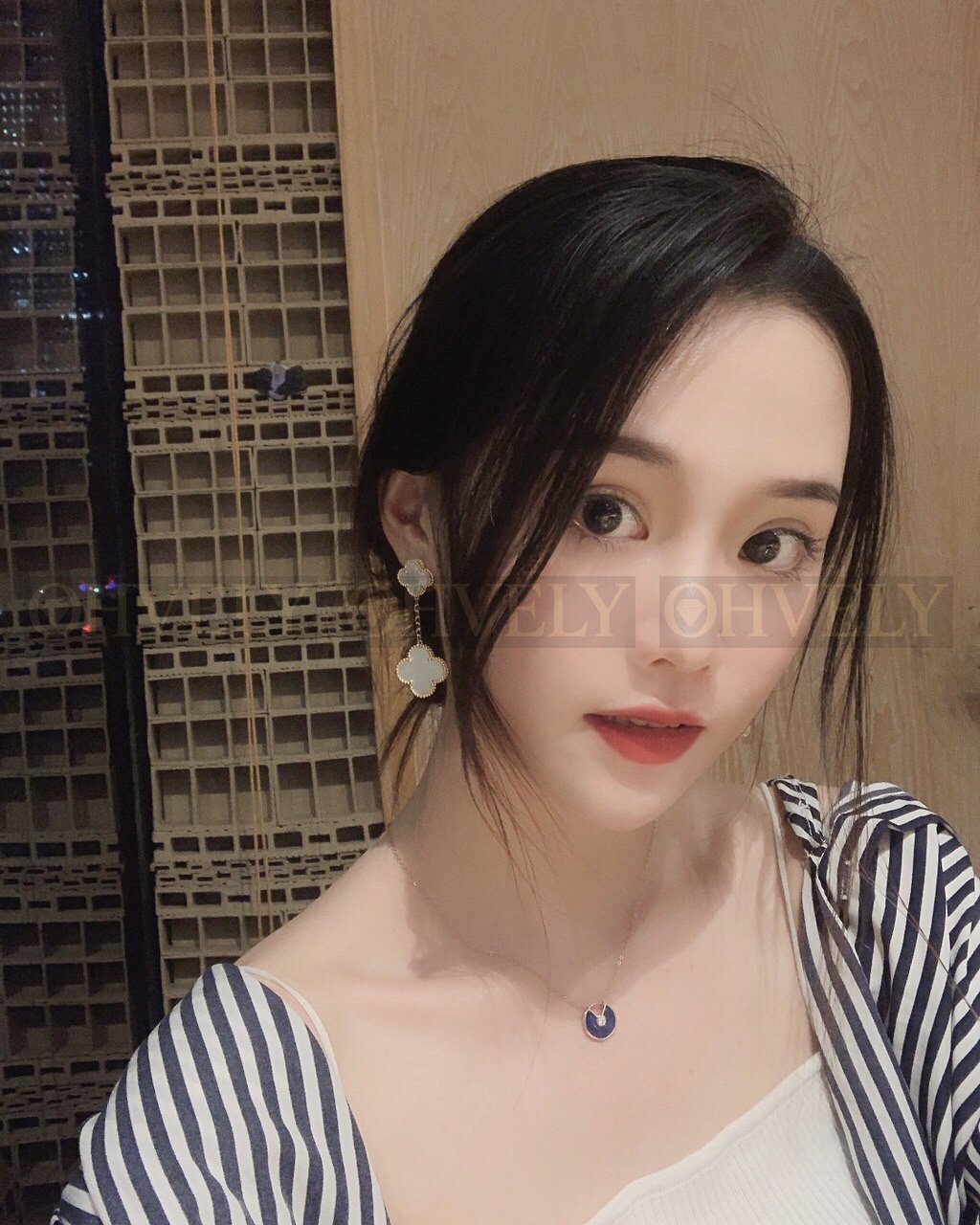 반클리프 아펠 Van Cleef & Arpels 매직 알함브라 이어링 ( 화이트, 레드, 브라운레드, 블랙 ) 상품 썸네일
