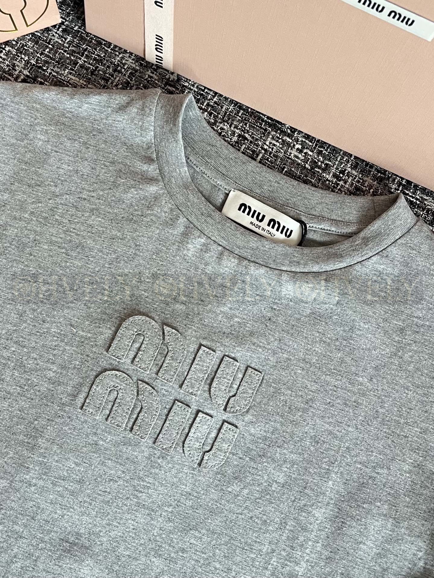 【 ZP버전 】miumiu 로고 엠보싱 코튼 저지 티셔츠(그레이) 상품 썸네일