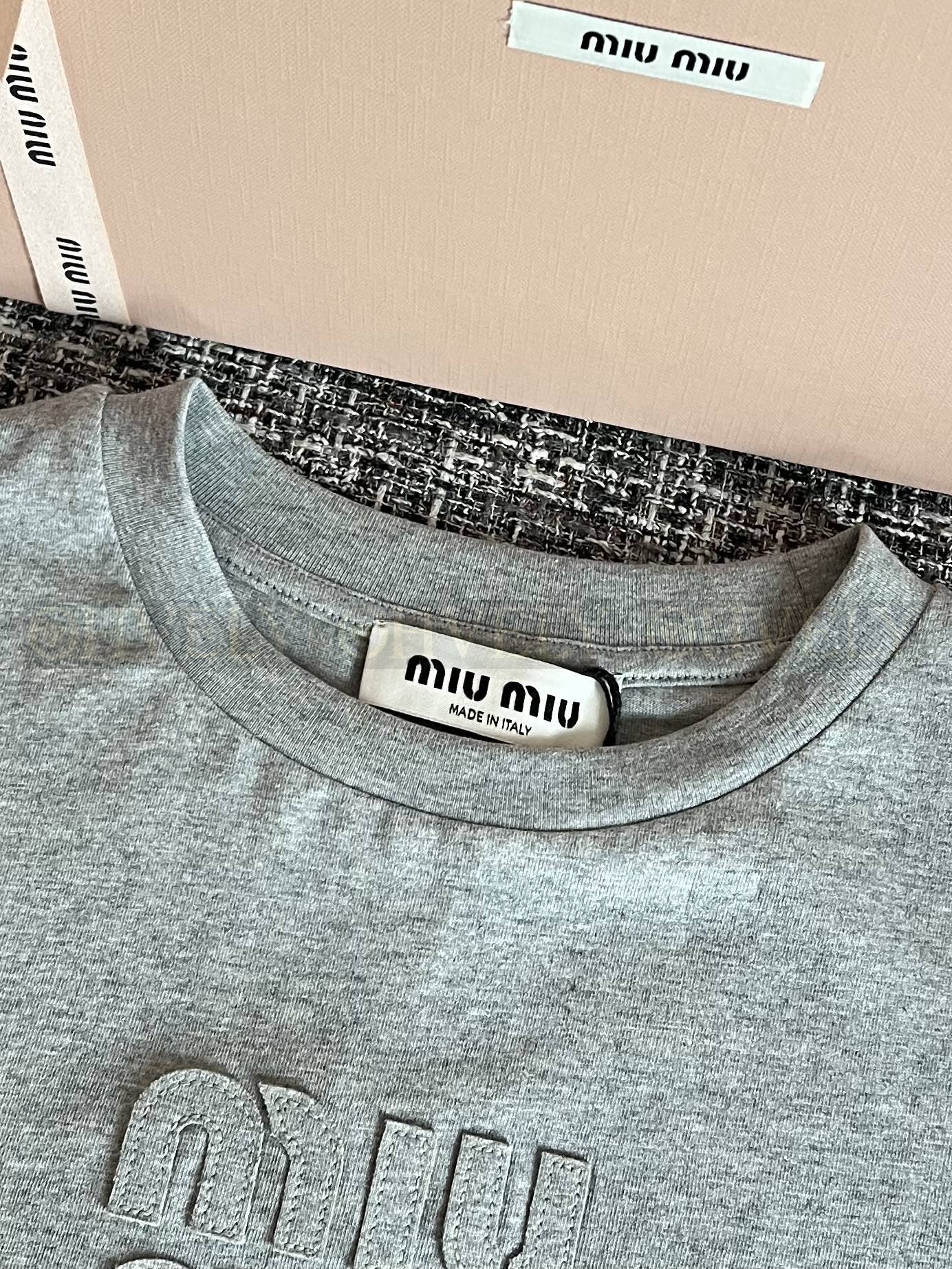 【 ZP버전 】miumiu 로고 엠보싱 코튼 저지 티셔츠(그레이) 상품 썸네일