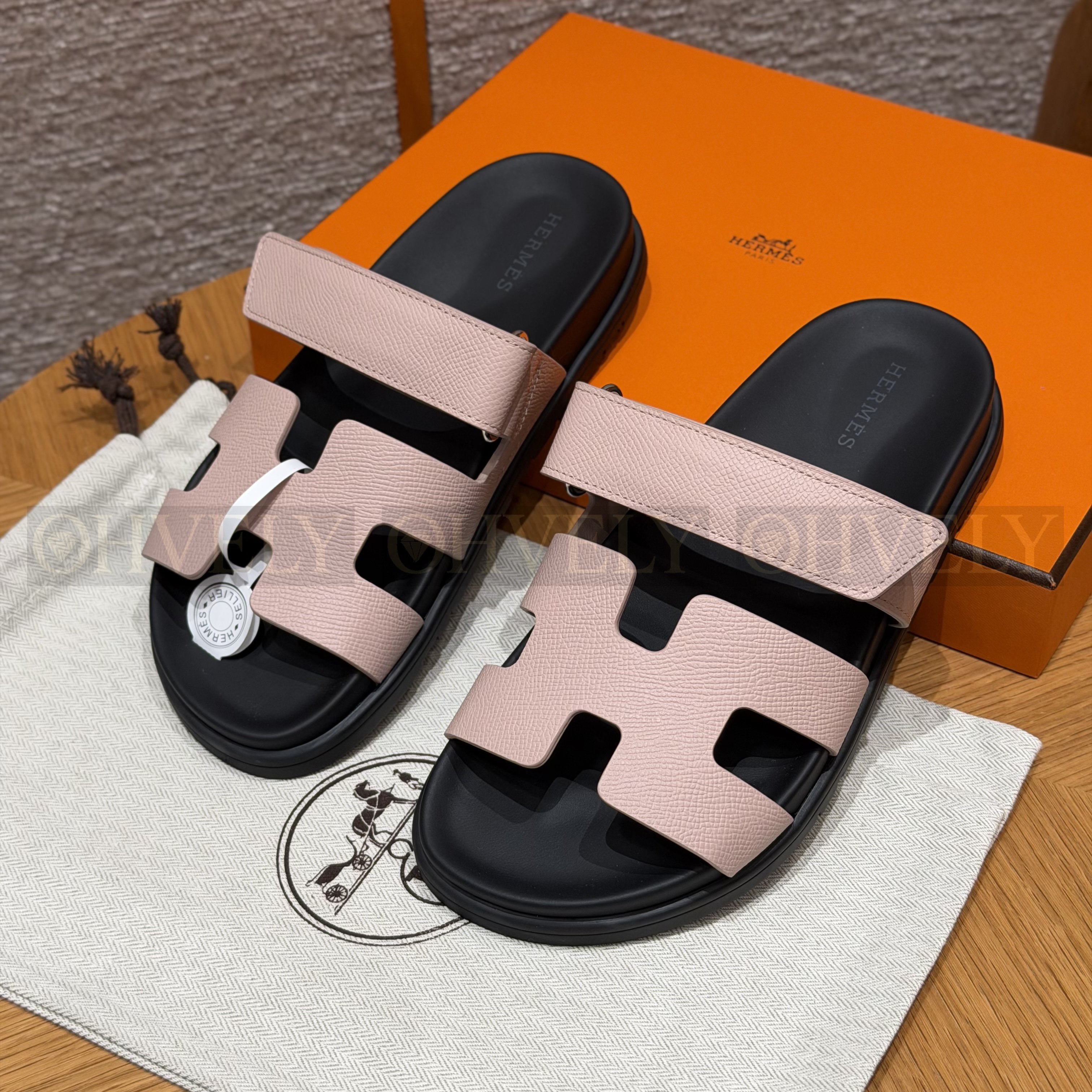 HERMÈS 에르메스 칩레 샌들 엡송 카프스킨 & 블랙 로버 솔 (Rose Confetti)
