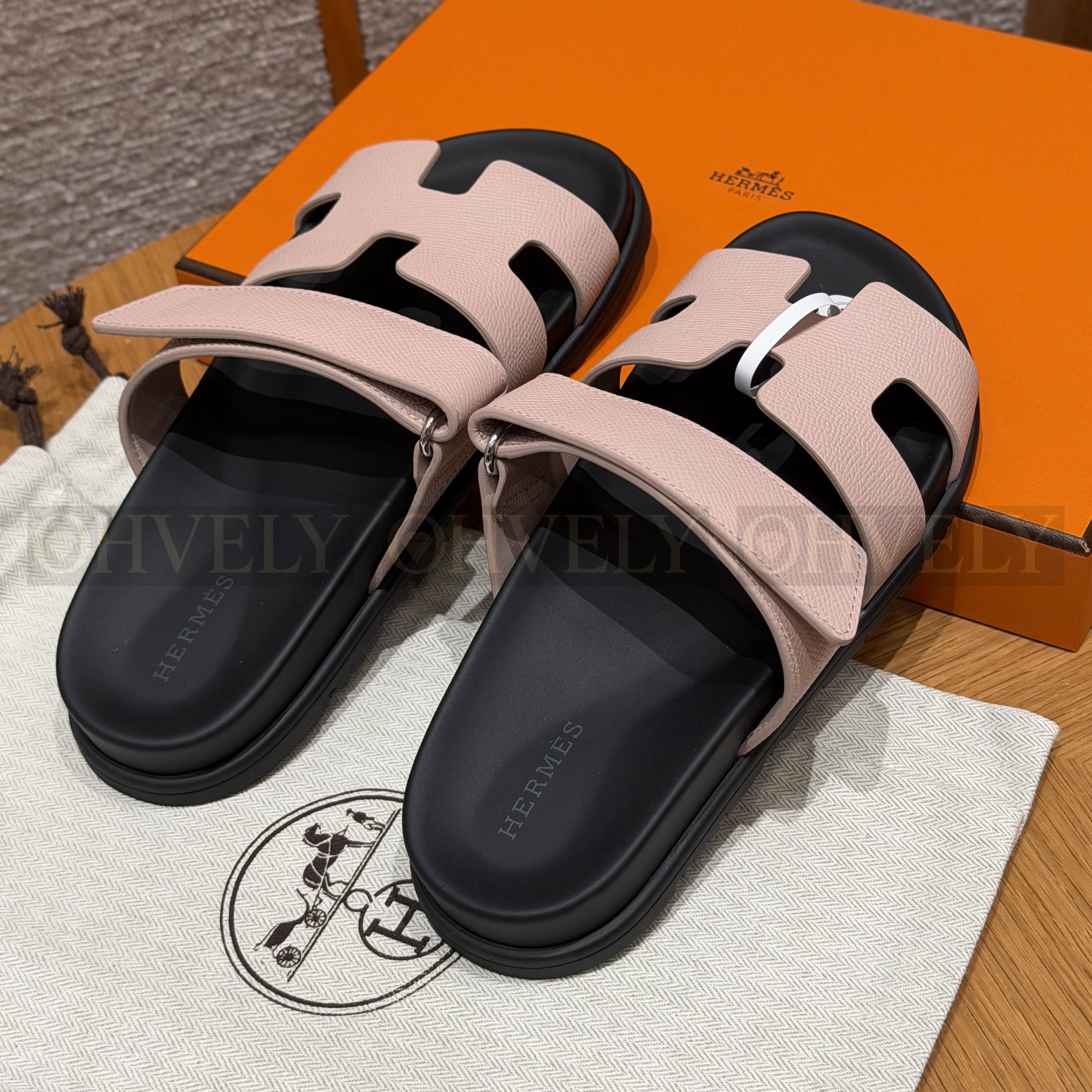 HERMÈS 에르메스 칩레 샌들 엡송 카프스킨 & 블랙 로버 솔 (Rose Confetti) 상품 썸네일