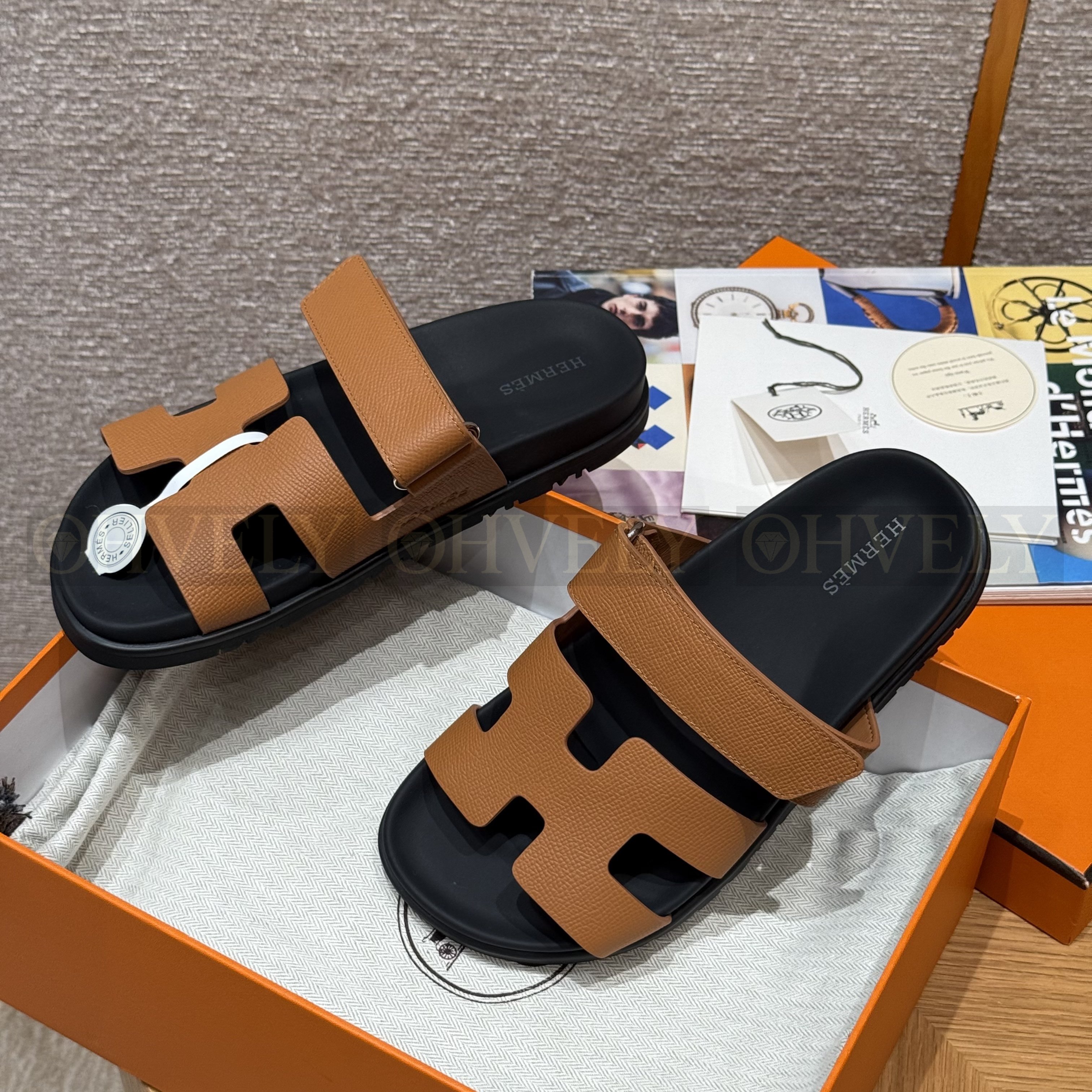 HERMÈS 에르메스 칩레 샌들 엡송 카프스킨 & 블랙 로버 솔 (Gold) 상품 썸네일