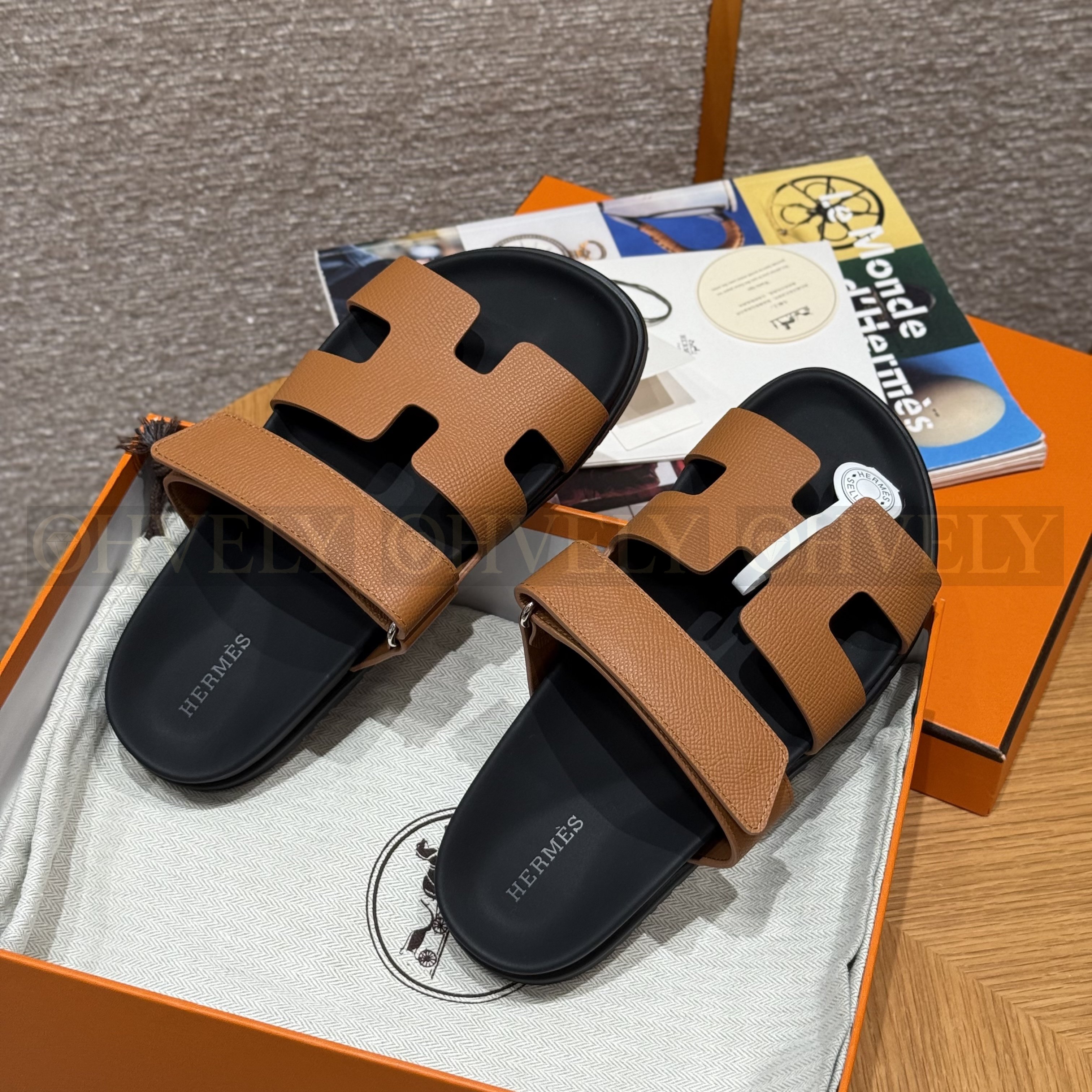 HERMÈS 에르메스 칩레 샌들 엡송 카프스킨 & 블랙 로버 솔 (Gold) 상품 썸네일