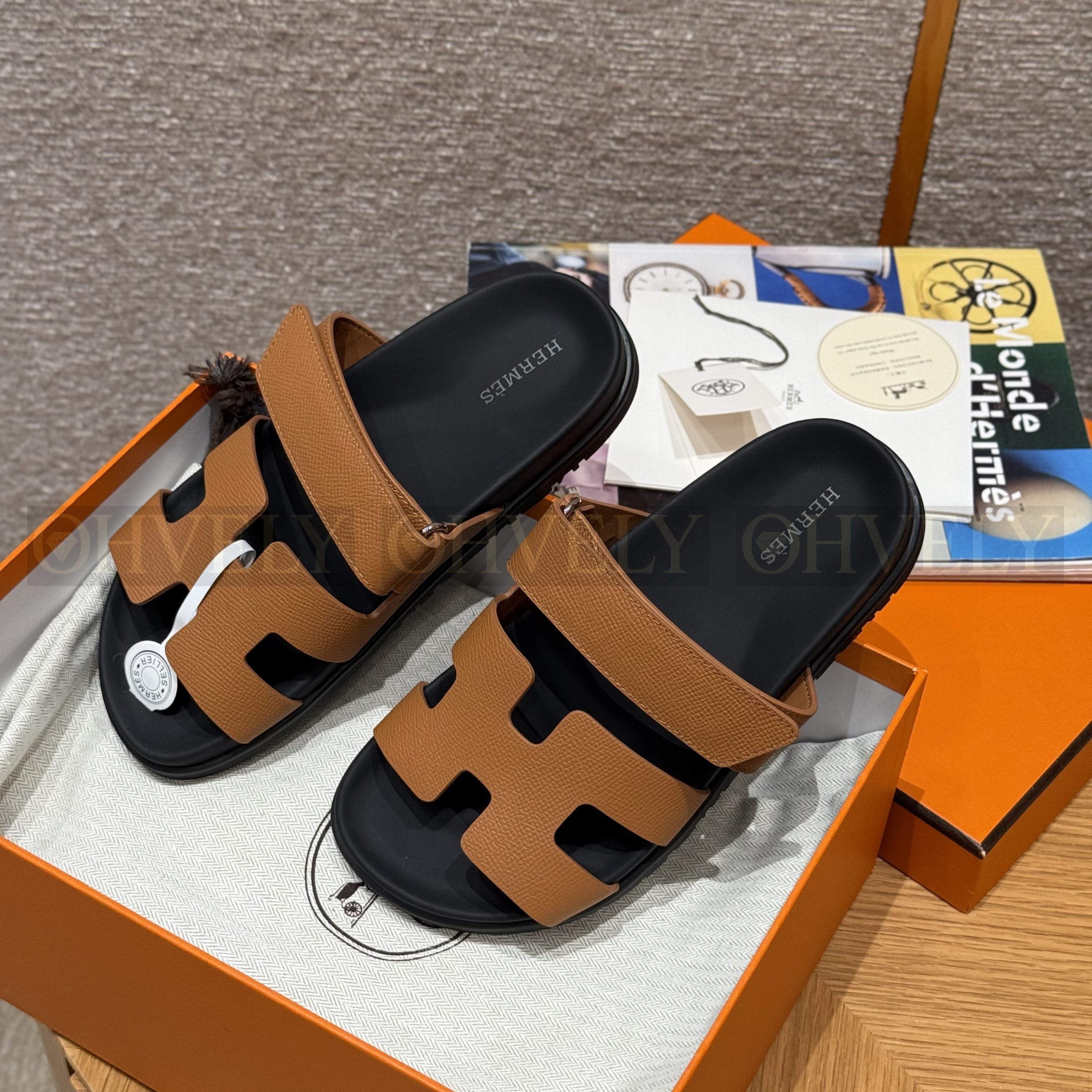 HERMÈS 에르메스 칩레 샌들 엡송 카프스킨 & 블랙 로버 솔 (Gold) 상품 썸네일