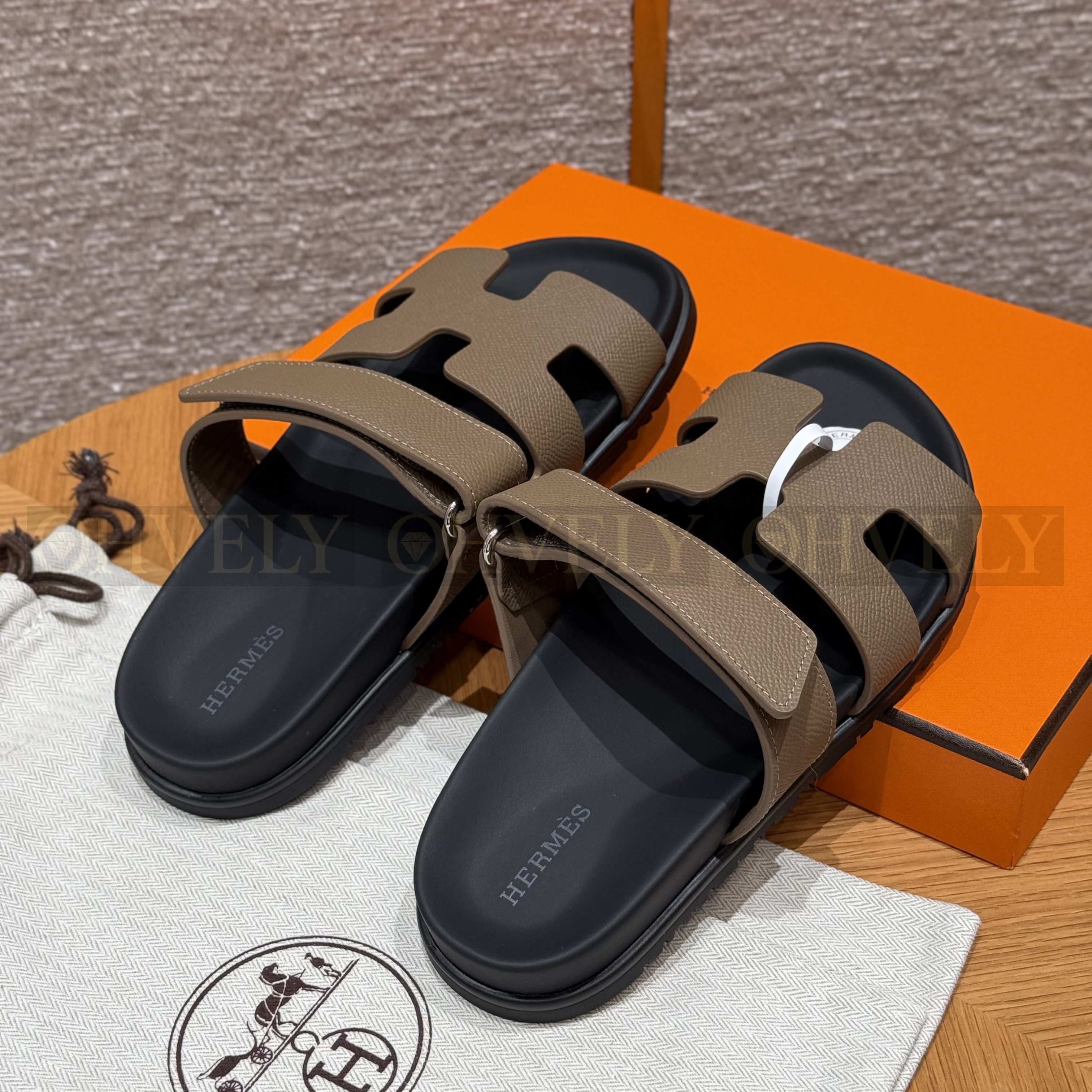 HERMÈS 에르메스 칩레 샌들 엡송 카프스킨 & 블랙 로버 솔 (Étoupe) 상품 썸네일