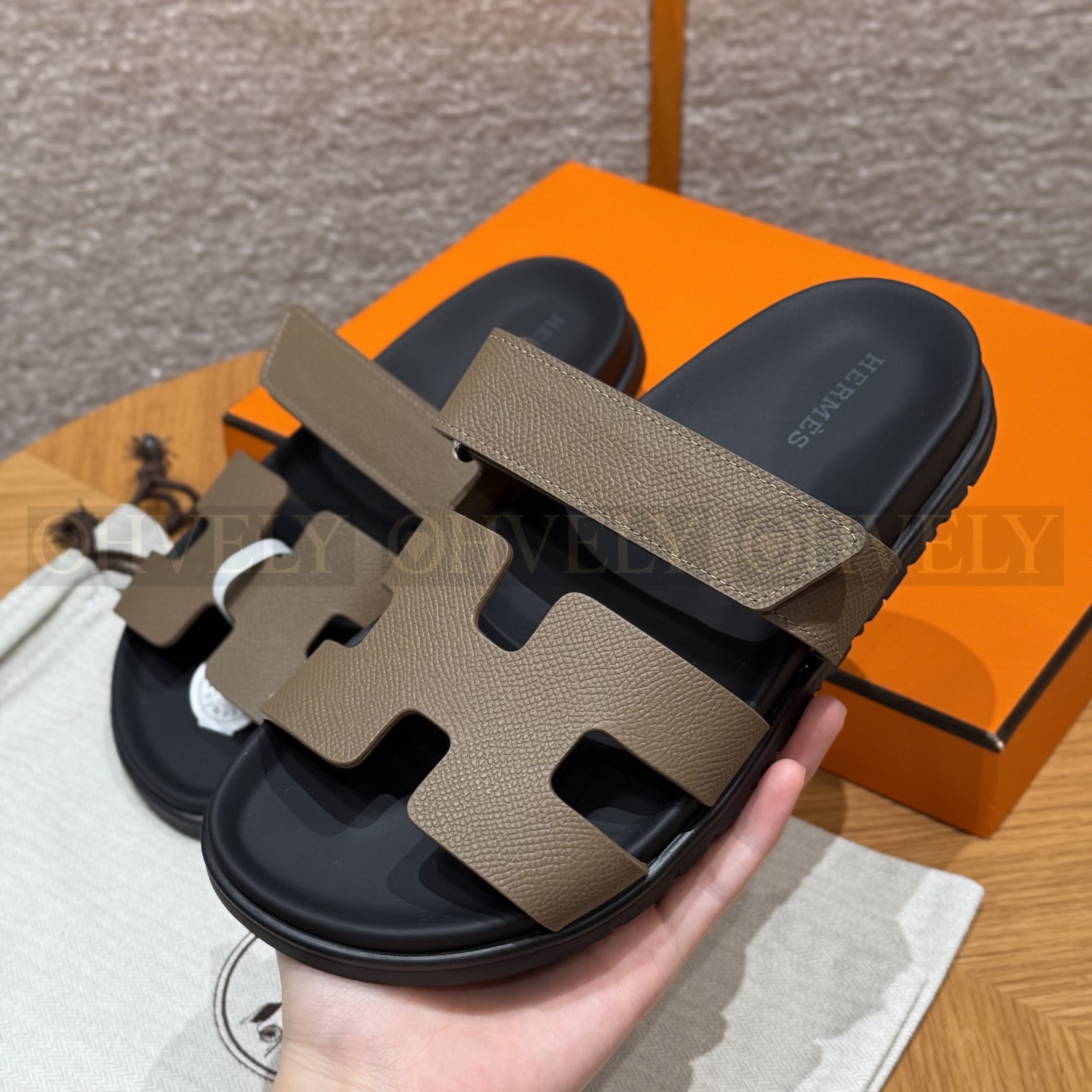HERMÈS 에르메스 칩레 샌들 엡송 카프스킨 & 블랙 로버 솔 (Étoupe) 상품 썸네일
