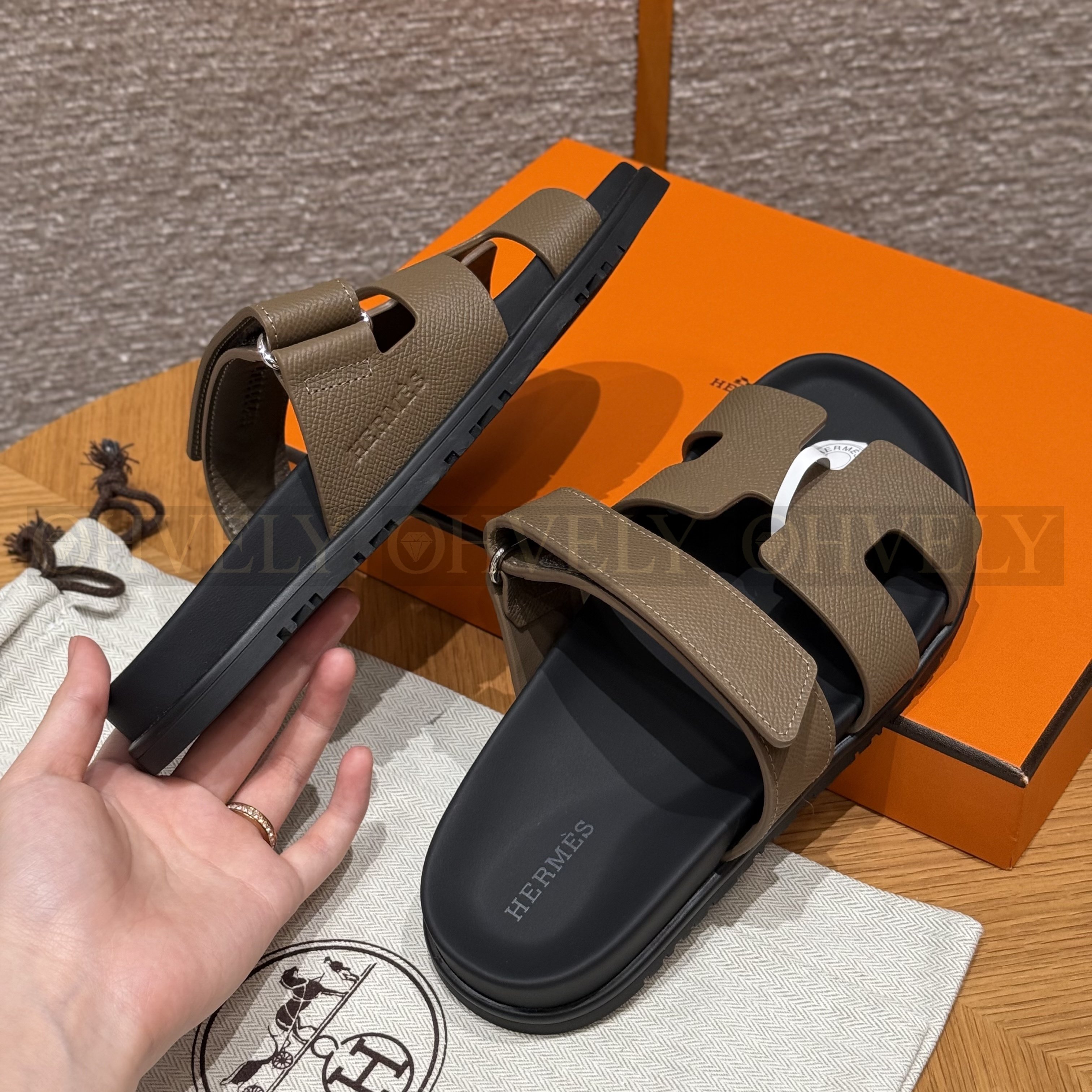 HERMÈS 에르메스 칩레 샌들 엡송 카프스킨 & 블랙 로버 솔 (Étoupe) 상품 썸네일