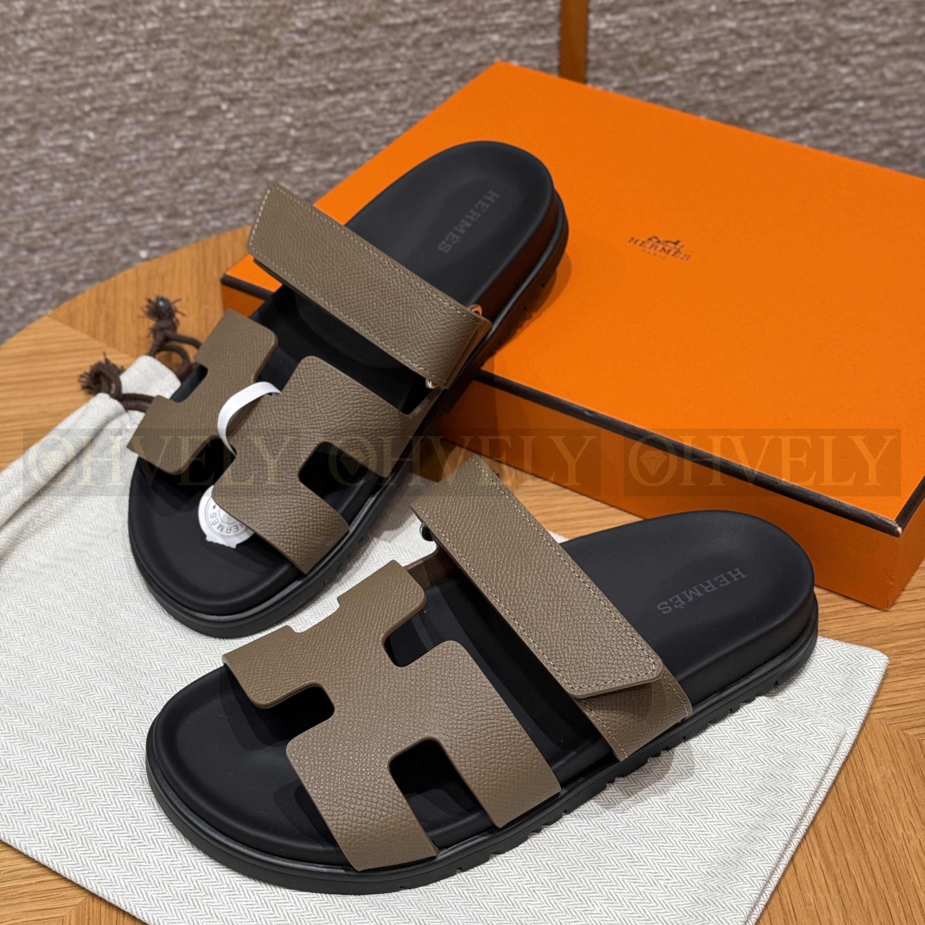 HERMÈS 에르메스 칩레 샌들 엡송 카프스킨 & 블랙 로버 솔 (Étoupe) 상품 썸네일