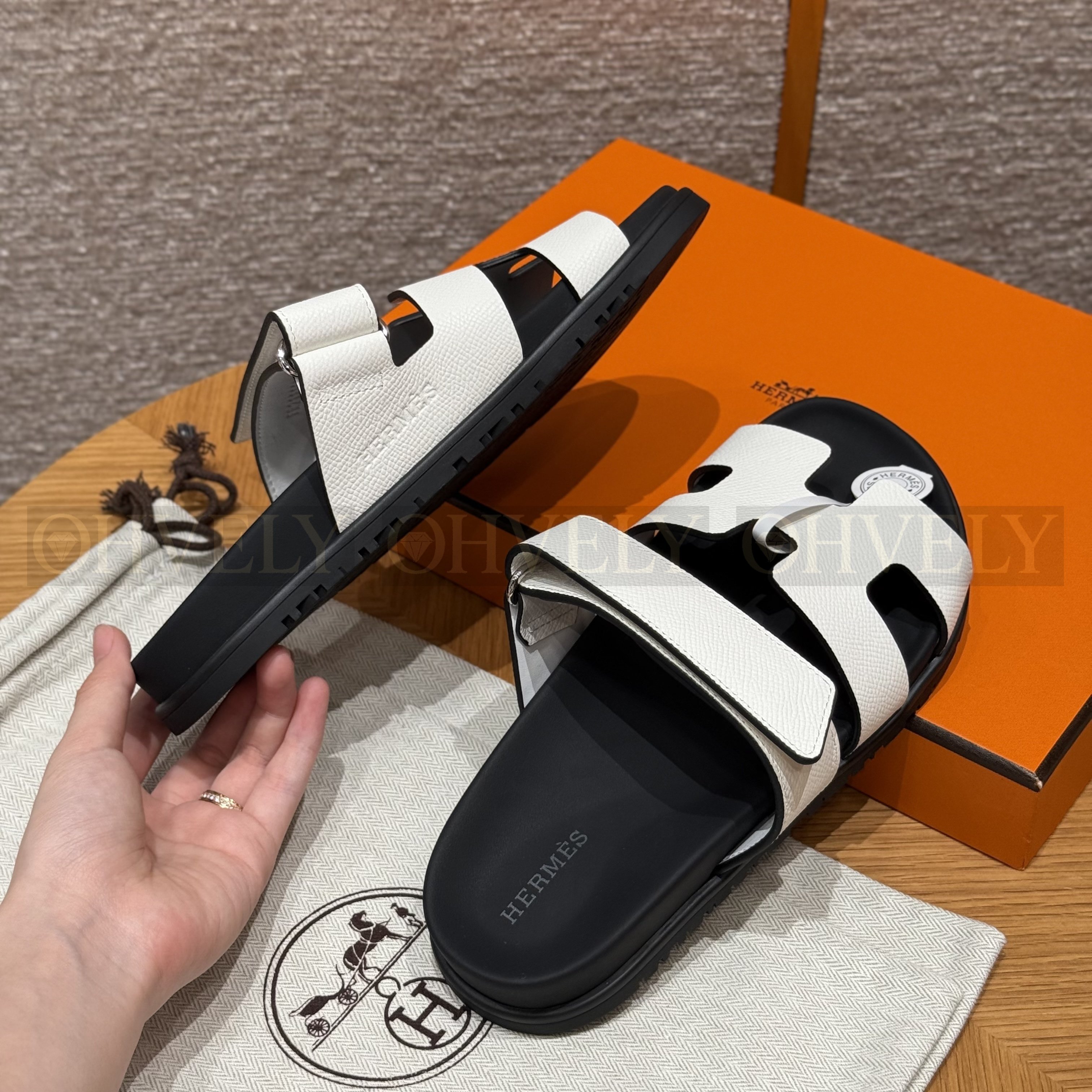 HERMÈS 에르메스 칩레 샌들 엡송 카프스킨 & 블랙 로버 솔 (Blanc) 상품 썸네일