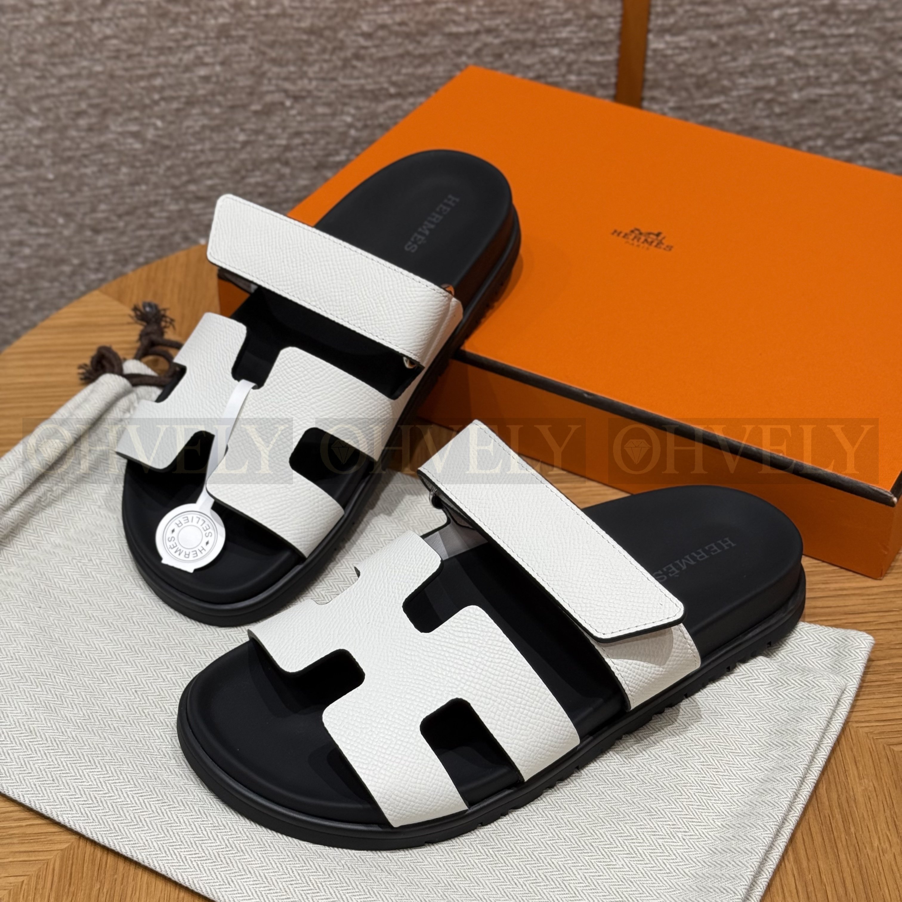 HERMÈS 에르메스 칩레 샌들 엡송 카프스킨 & 블랙 로버 솔 (Blanc) 상품 썸네일
