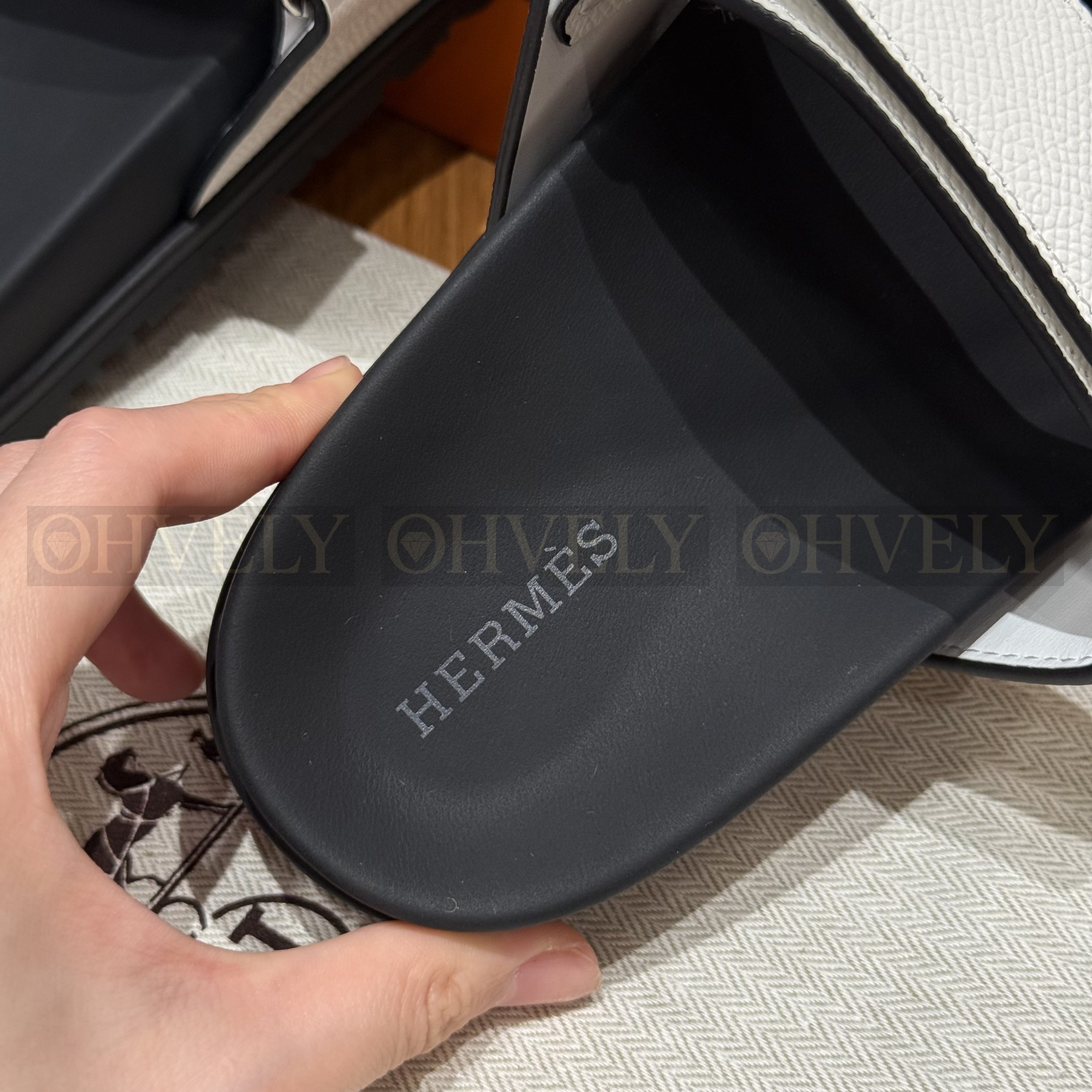 HERMÈS 에르메스 칩레 샌들 엡송 카프스킨 & 블랙 로버 솔 (Blanc) 상품 썸네일