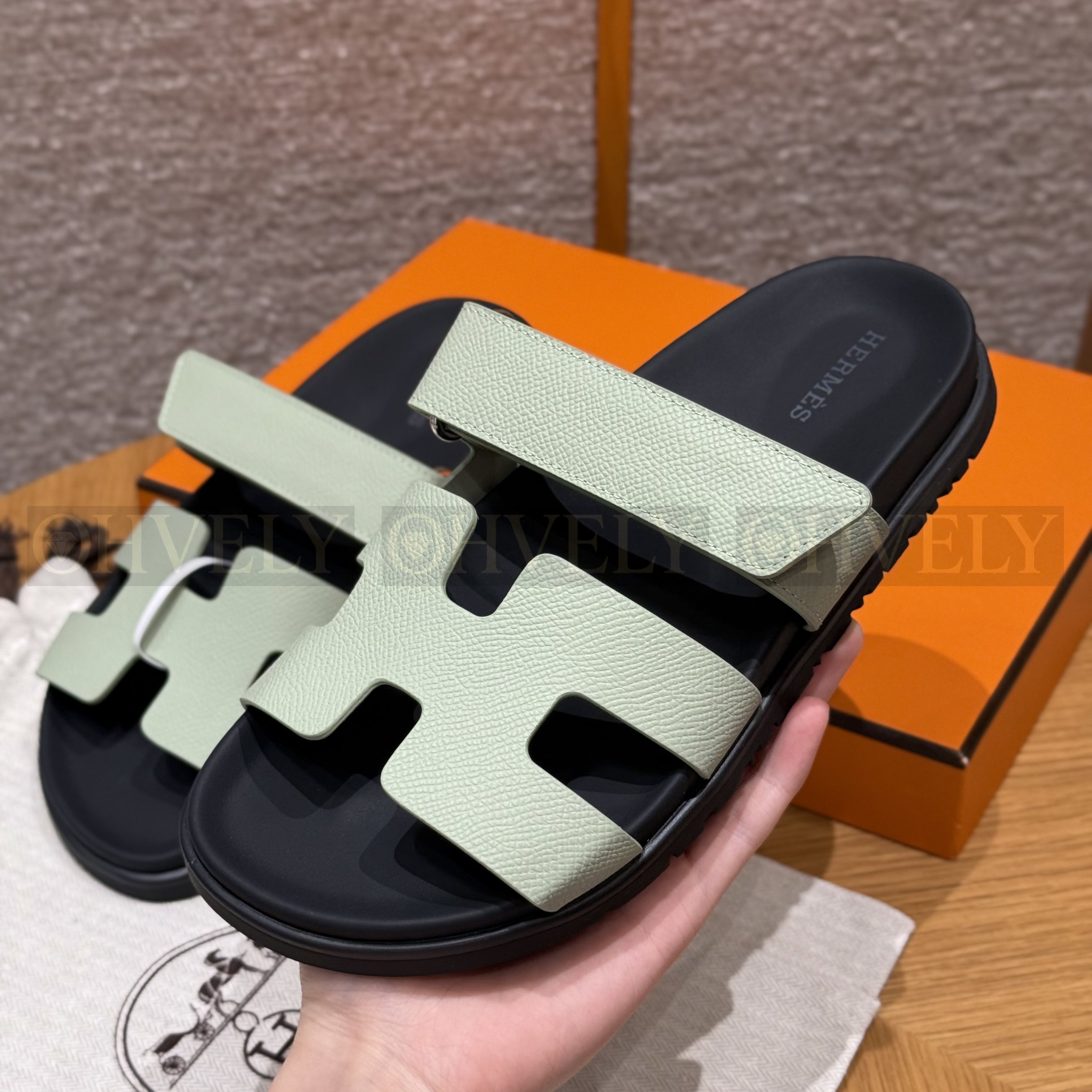 HERMÈS 에르메스 칩레 샌들 엡송 카프스킨 & 블랙 로버 솔 (Vert d'Eau) 상품 썸네일