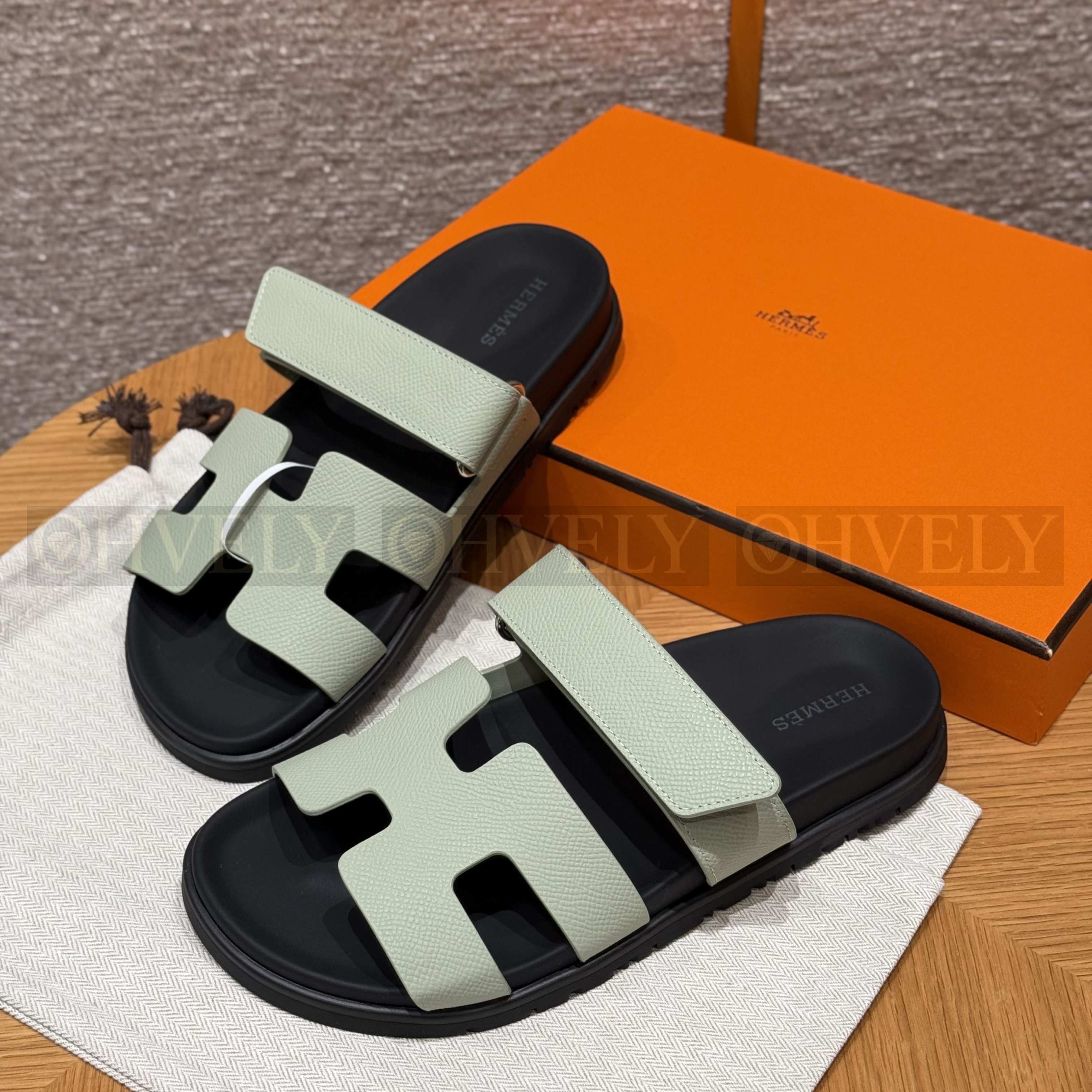HERMÈS 에르메스 칩레 샌들 엡송 카프스킨 & 블랙 로버 솔 (Vert d'Eau) 상품 썸네일