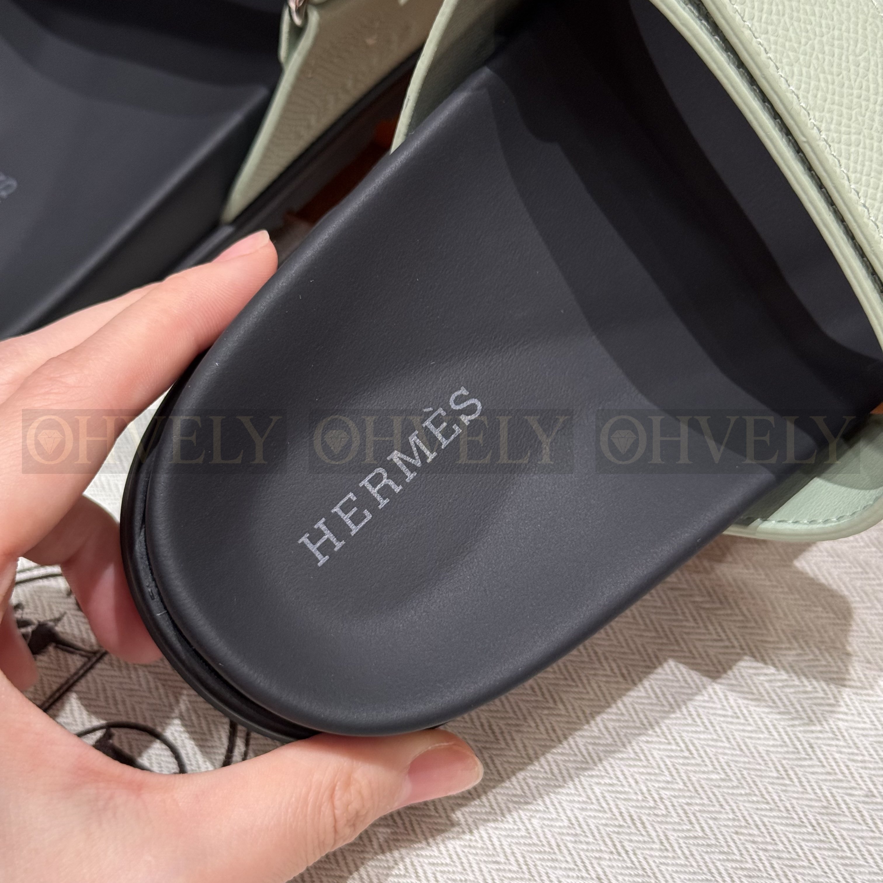 HERMÈS 에르메스 칩레 샌들 엡송 카프스킨 & 블랙 로버 솔 (Vert d'Eau) 상품 썸네일