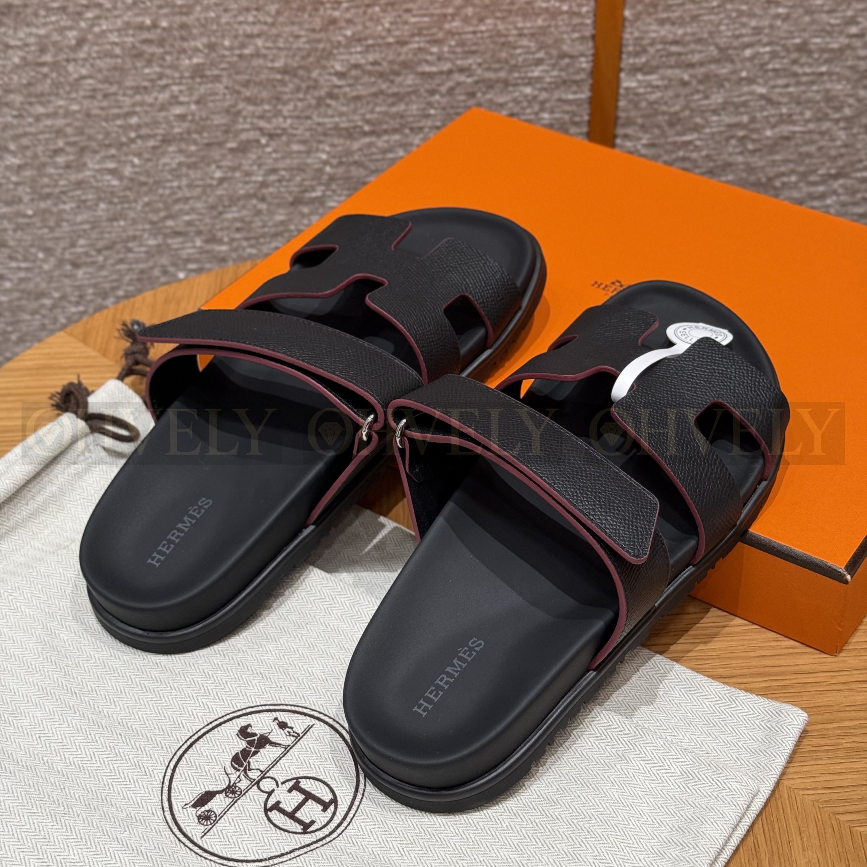 HERMÈS 에르메스 칩레 샌들 엡송 카프스킨 & 블랙 로버 솔 (Noir) 상품 썸네일