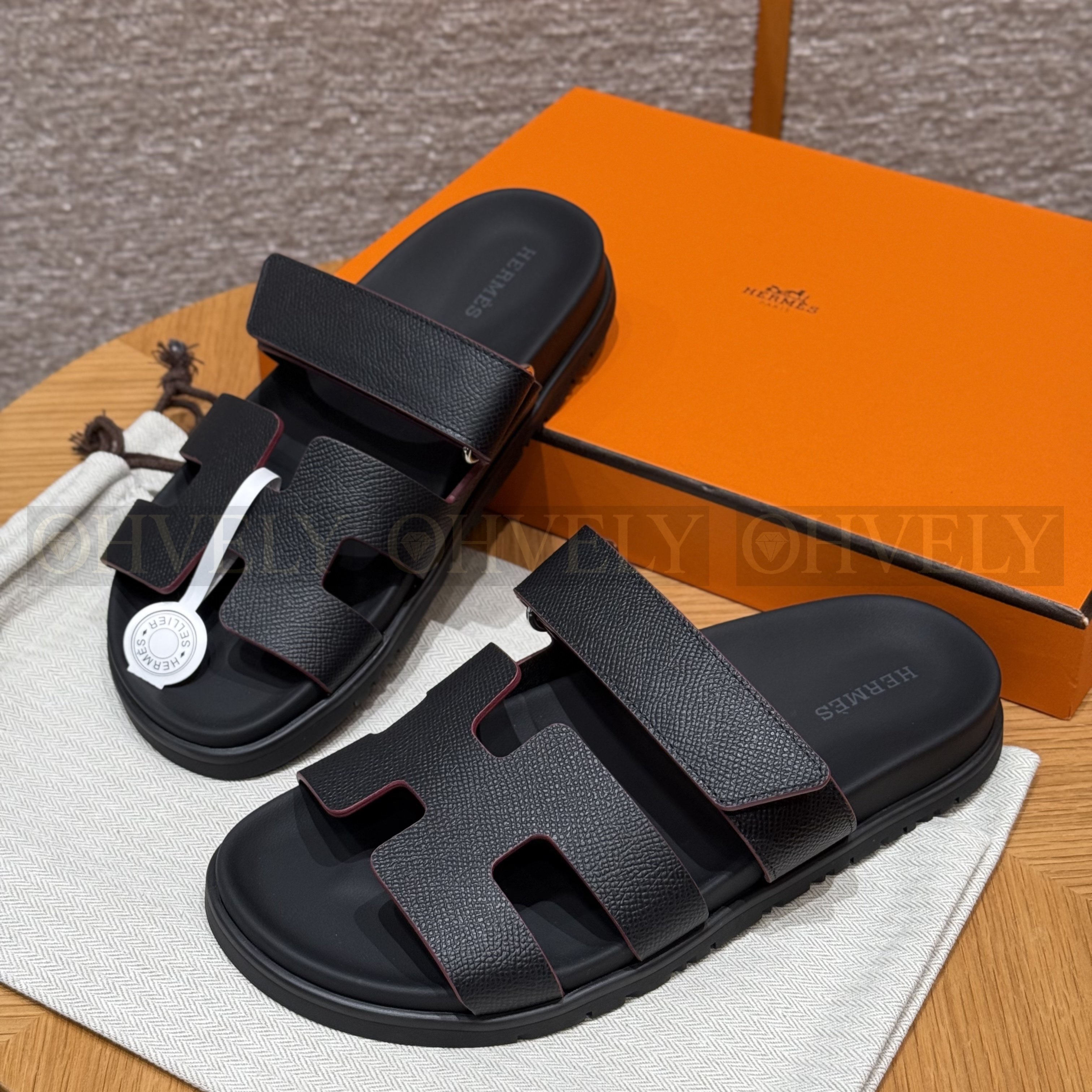 HERMÈS 에르메스 칩레 샌들 엡송 카프스킨 & 블랙 로버 솔 (Noir) 상품 썸네일