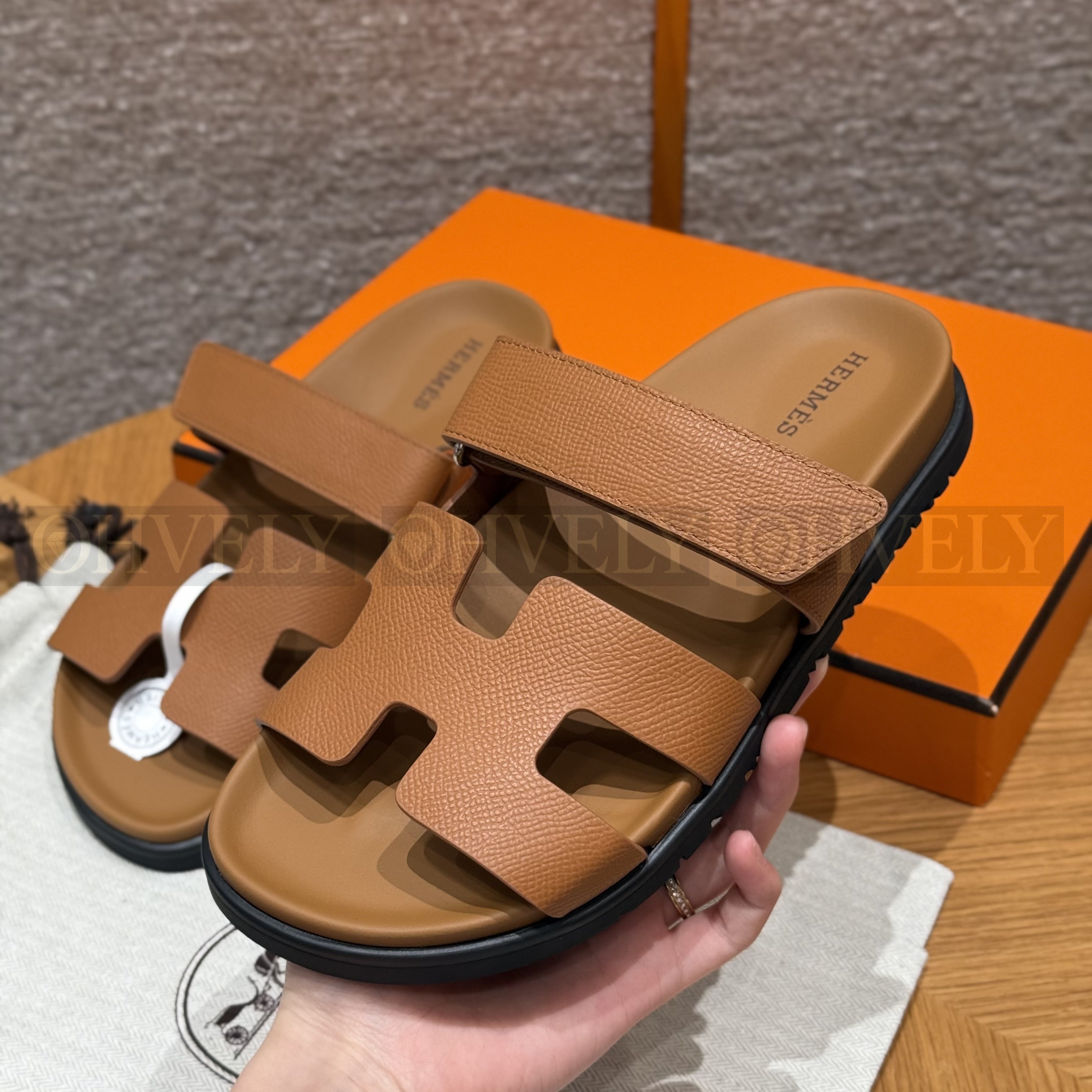 HERMÈS 에르메스 칩레 샌들 엡송 카프스킨 & 카멜 로버 솔 (Gold) 상품 썸네일