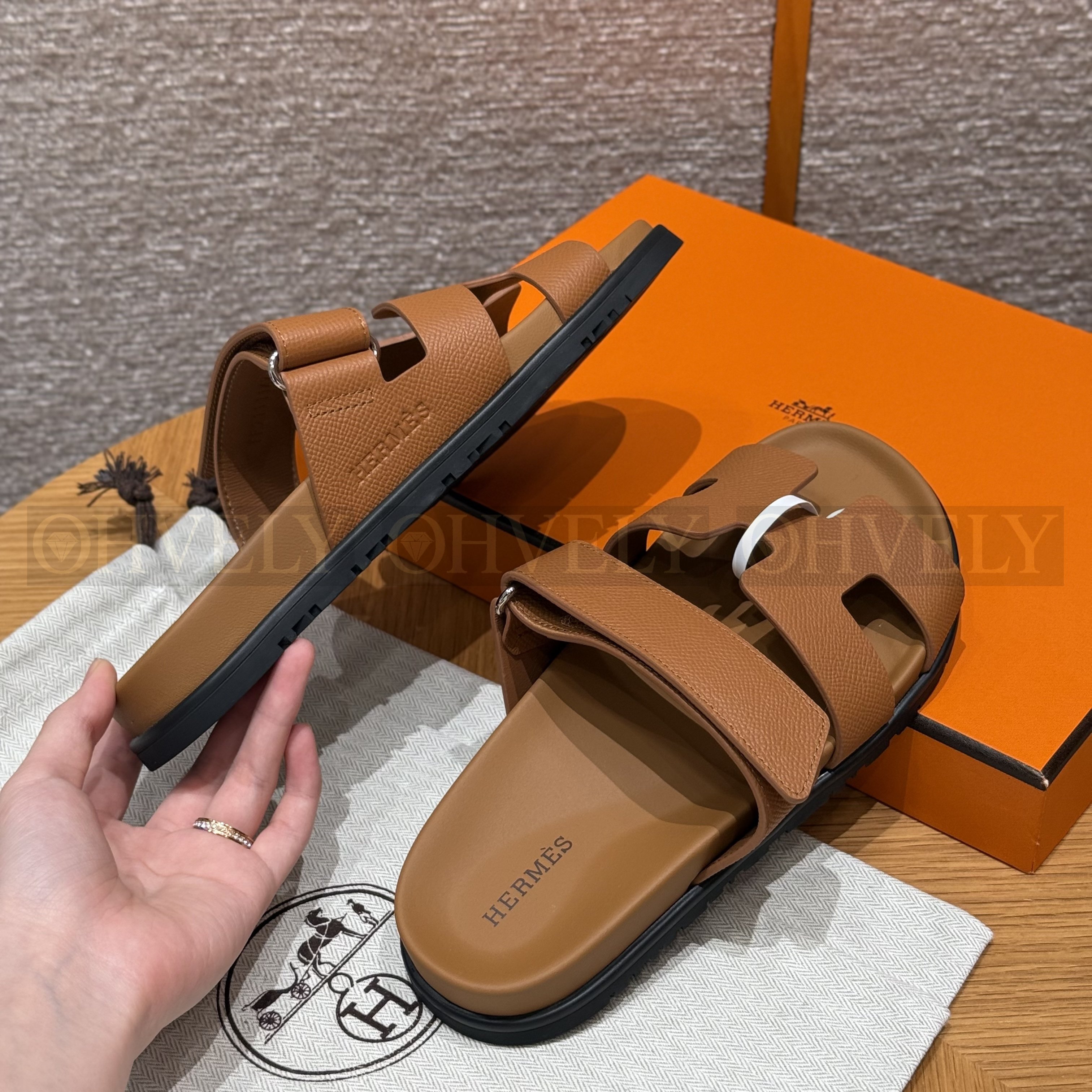 HERMÈS 에르메스 칩레 샌들 엡송 카프스킨 & 카멜 로버 솔 (Gold) 상품 썸네일
