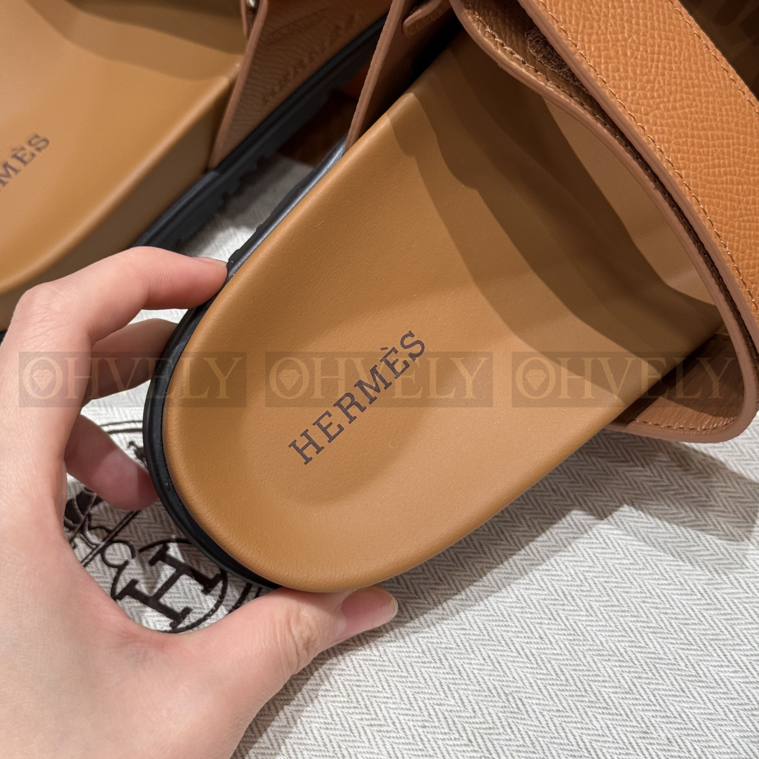 HERMÈS 에르메스 칩레 샌들 엡송 카프스킨 & 카멜 로버 솔 (Gold) 상품 썸네일