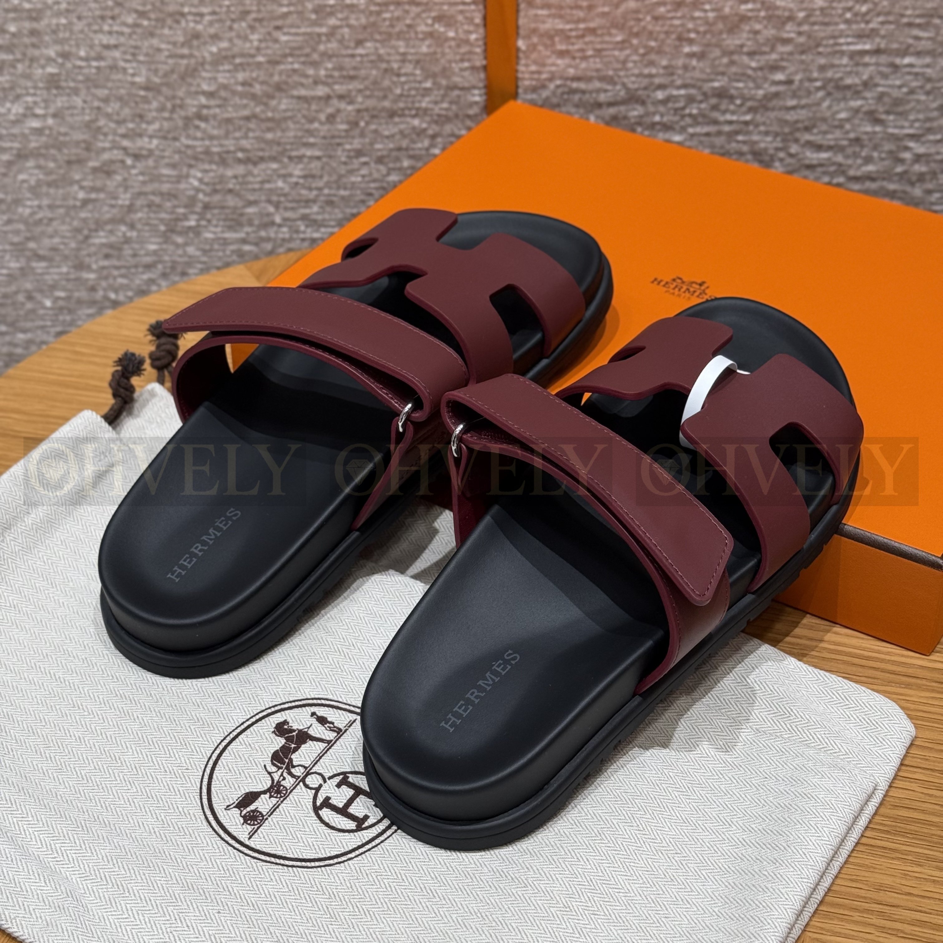 HERMÈS 에르메스 칩레 샌들 카프스킨 & 블랙 로버 솔 (Rouge H) 상품 썸네일