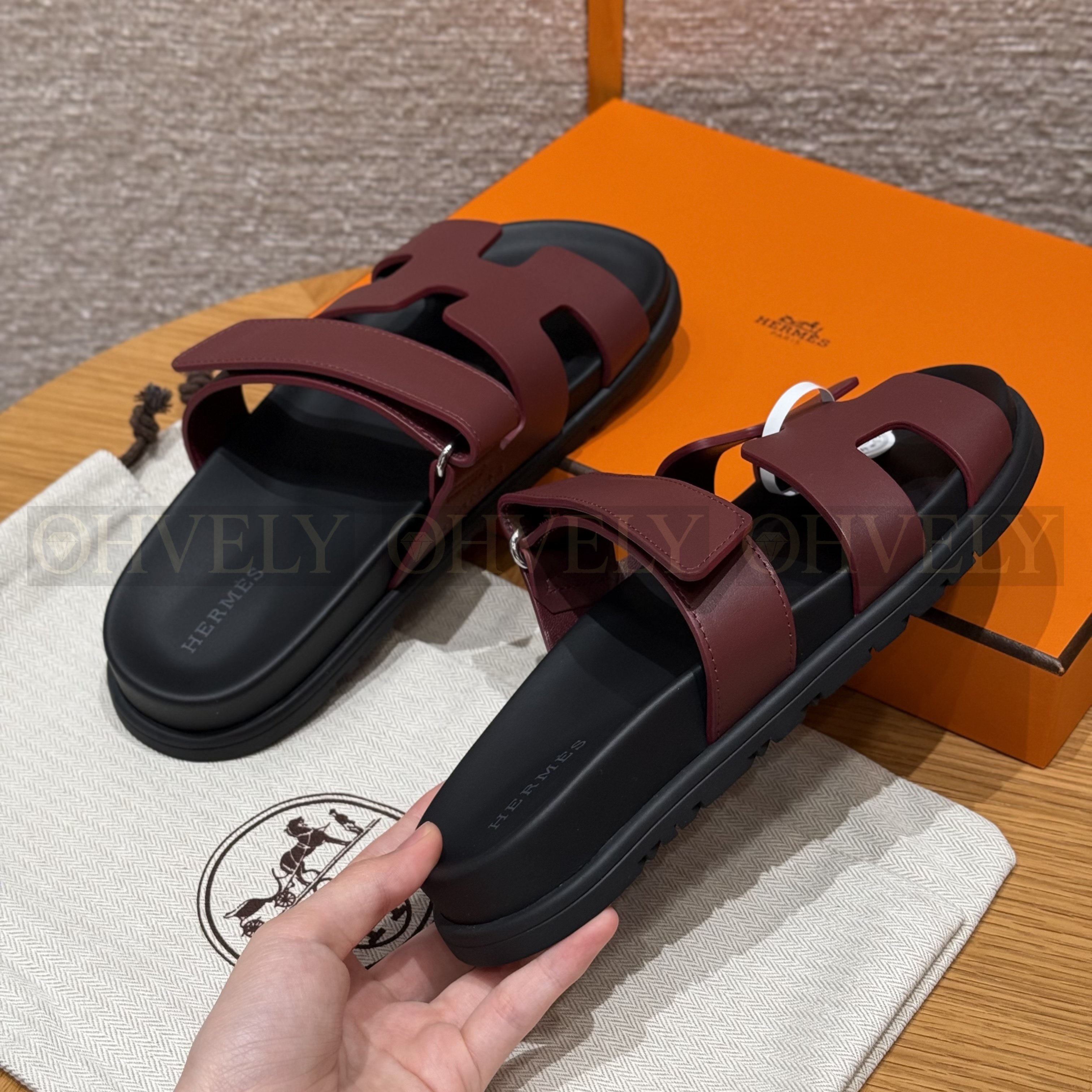 HERMÈS 에르메스 칩레 샌들 카프스킨 & 블랙 로버 솔 (Rouge H) 상품 썸네일