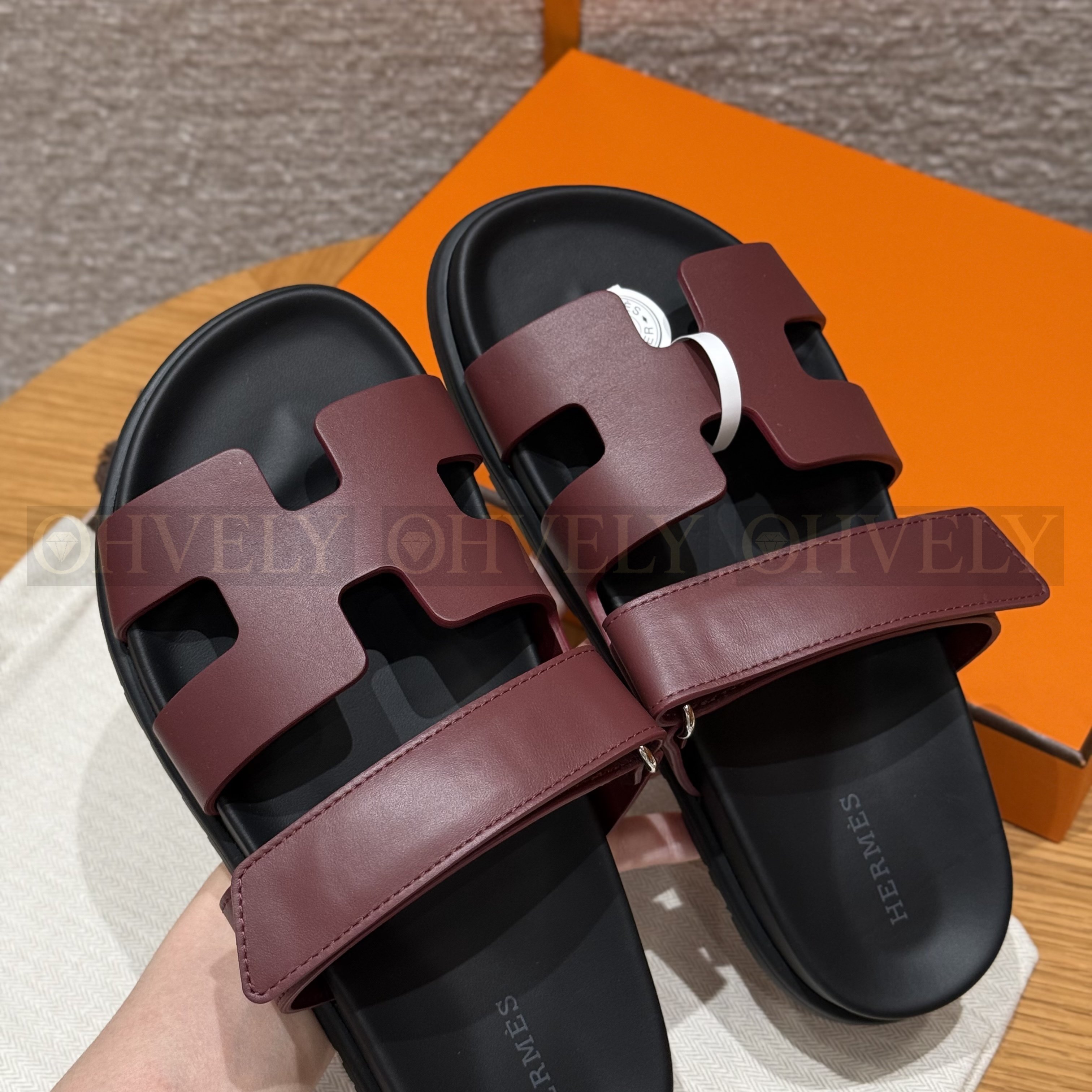 HERMÈS 에르메스 칩레 샌들 카프스킨 & 블랙 로버 솔 (Rouge H) 상품 썸네일