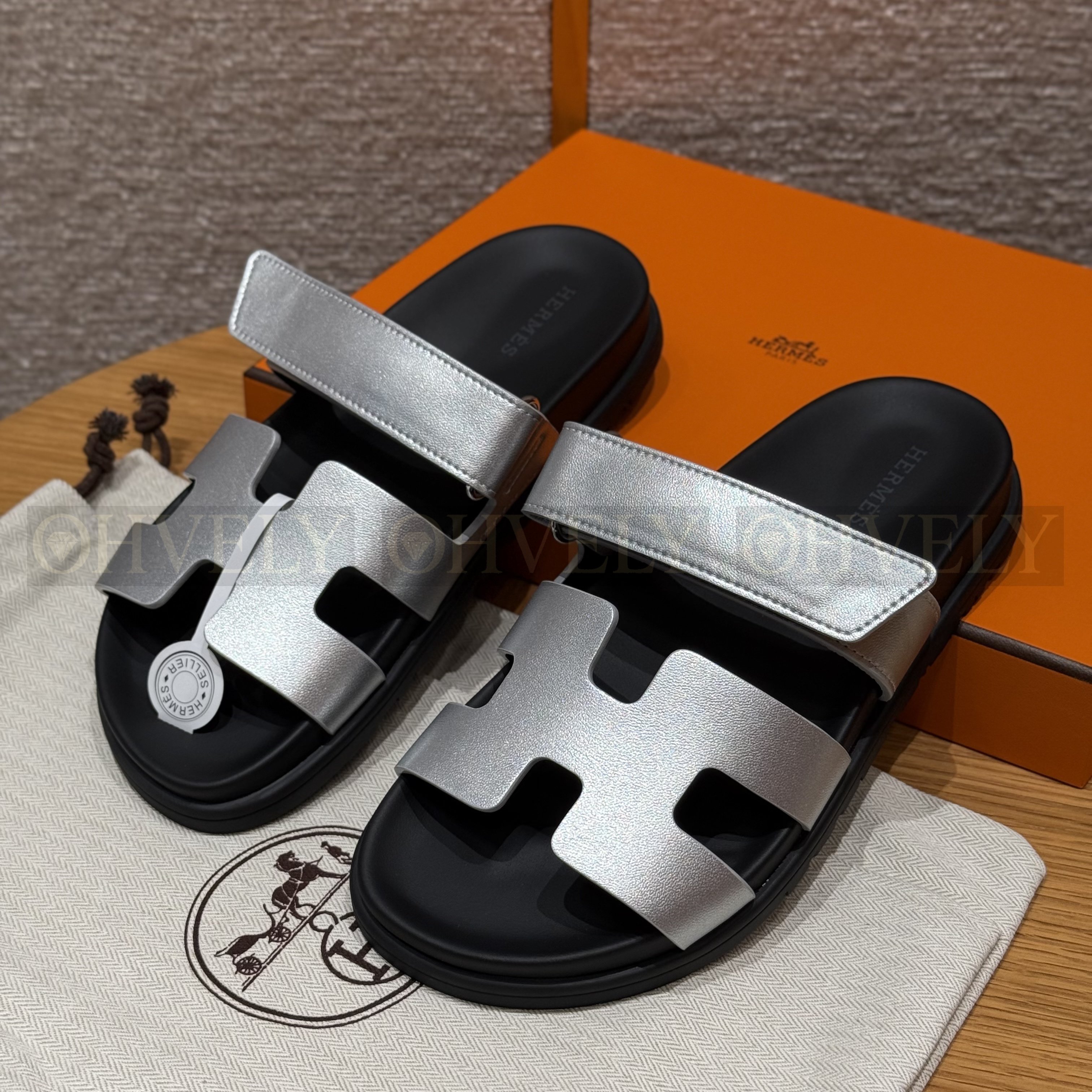 HERMÈS 에르메스 칩레 샌들 카프스킨 & 블랙 로버 솔 (silver gray)