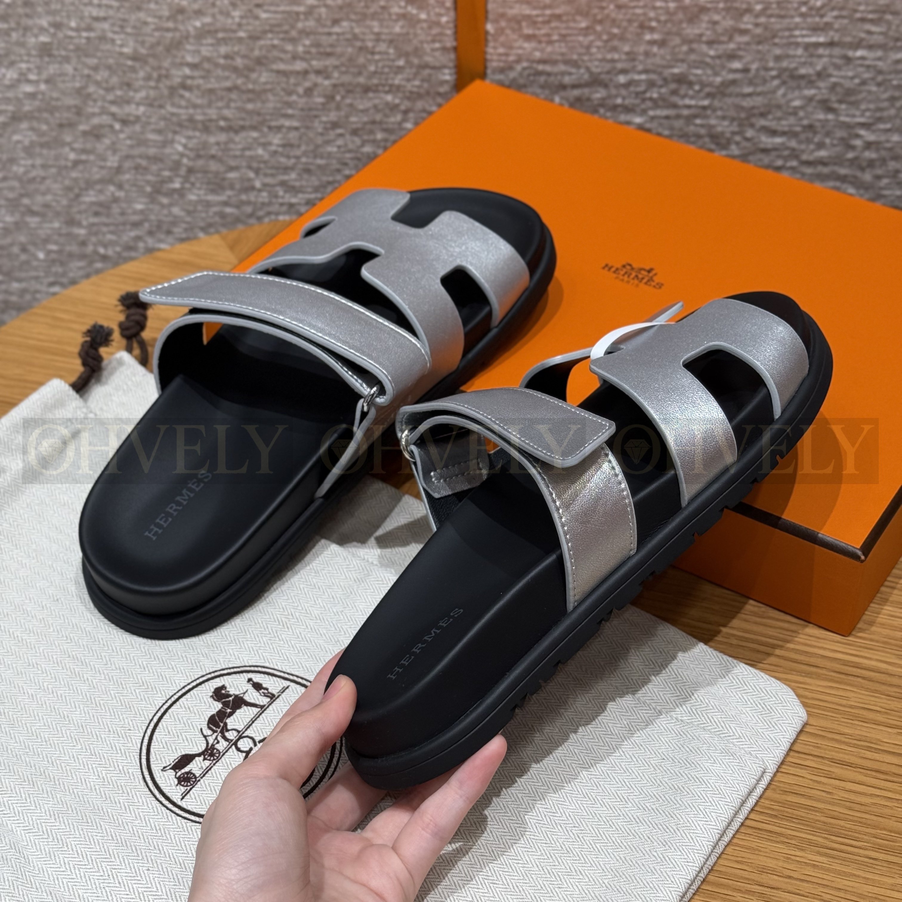 HERMÈS 에르메스 칩레 샌들 카프스킨 & 블랙 로버 솔 (silver gray) 상품 썸네일
