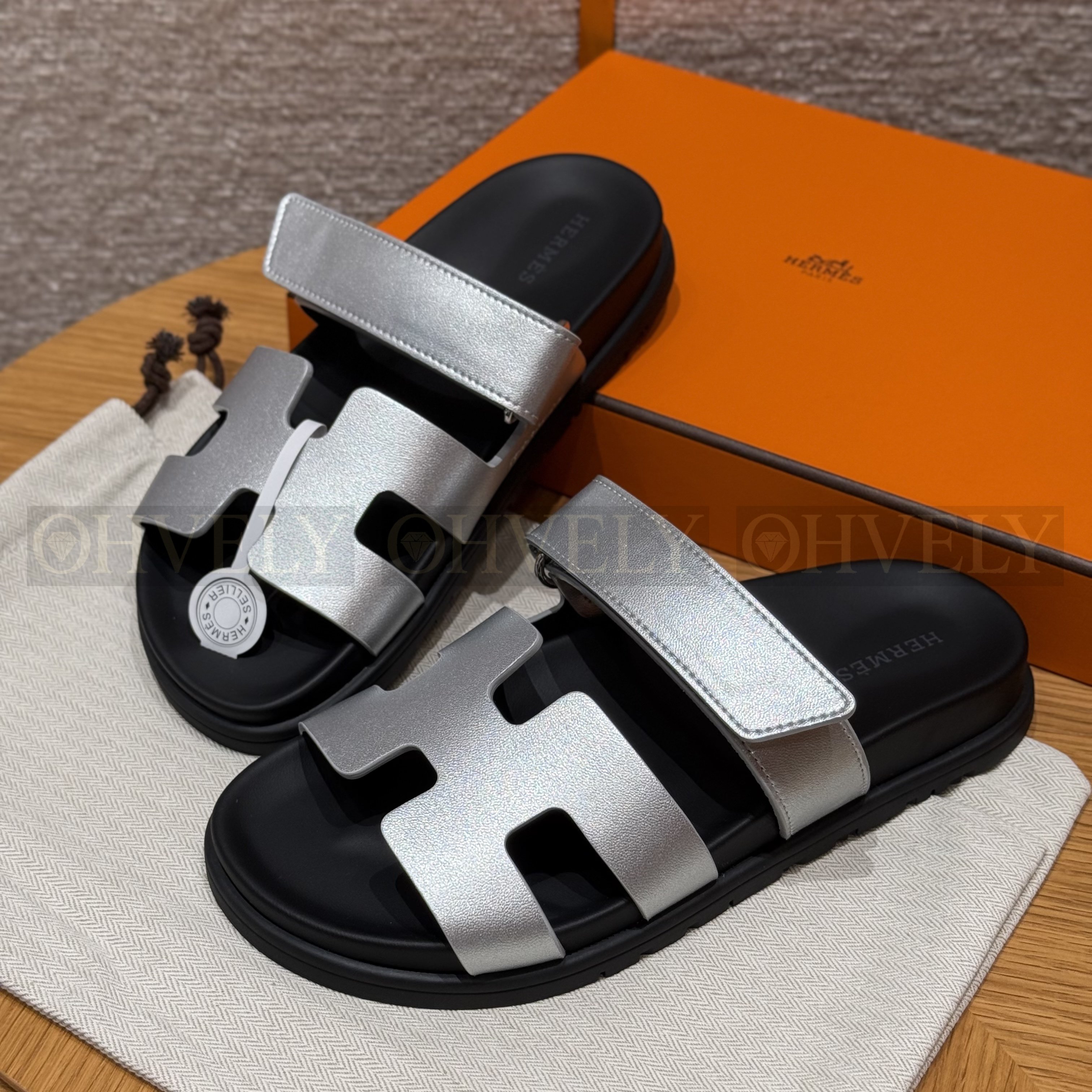 HERMÈS 에르메스 칩레 샌들 카프스킨 & 블랙 로버 솔 (silver gray) 상품 썸네일