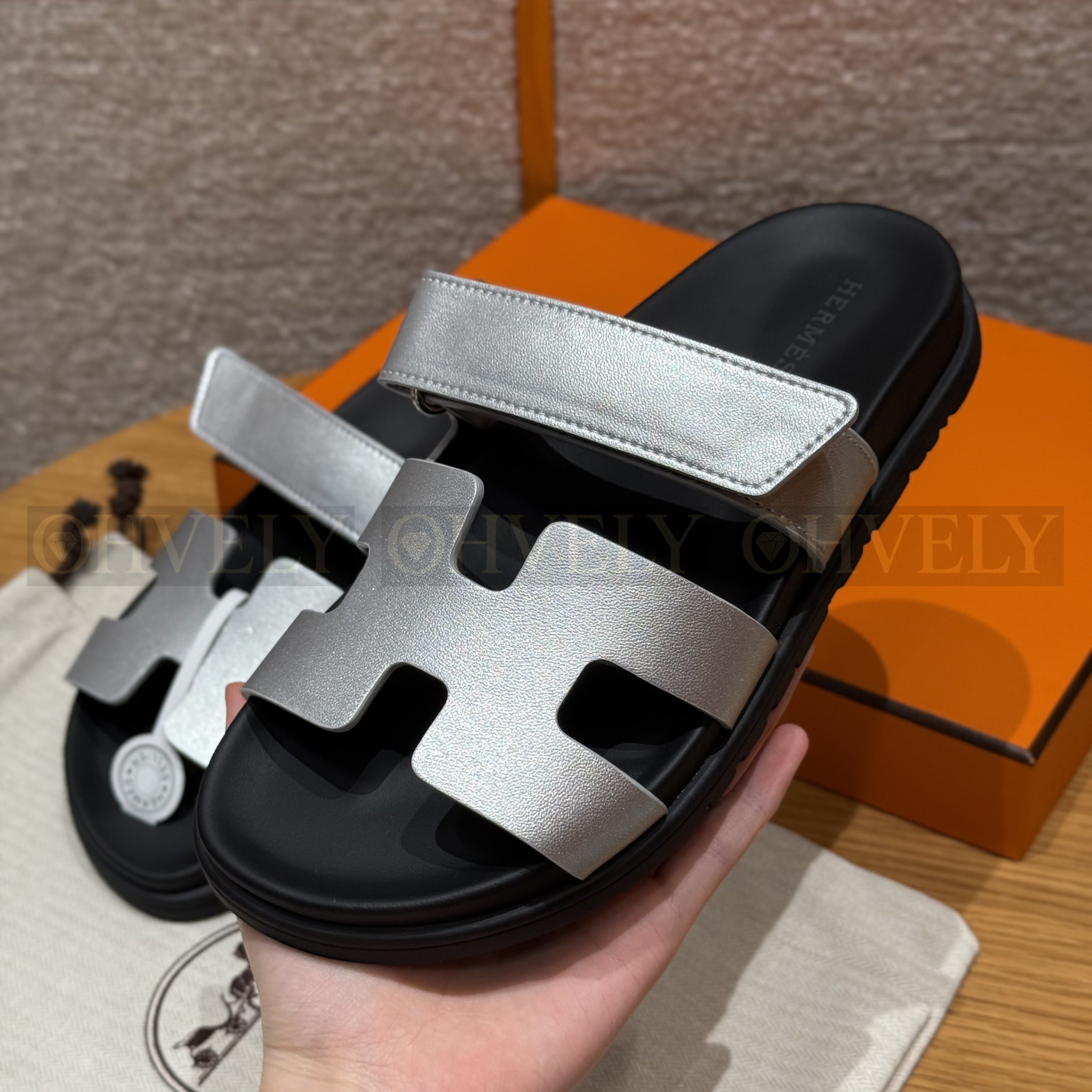 HERMÈS 에르메스 칩레 샌들 카프스킨 & 블랙 로버 솔 (silver gray) 상품 썸네일