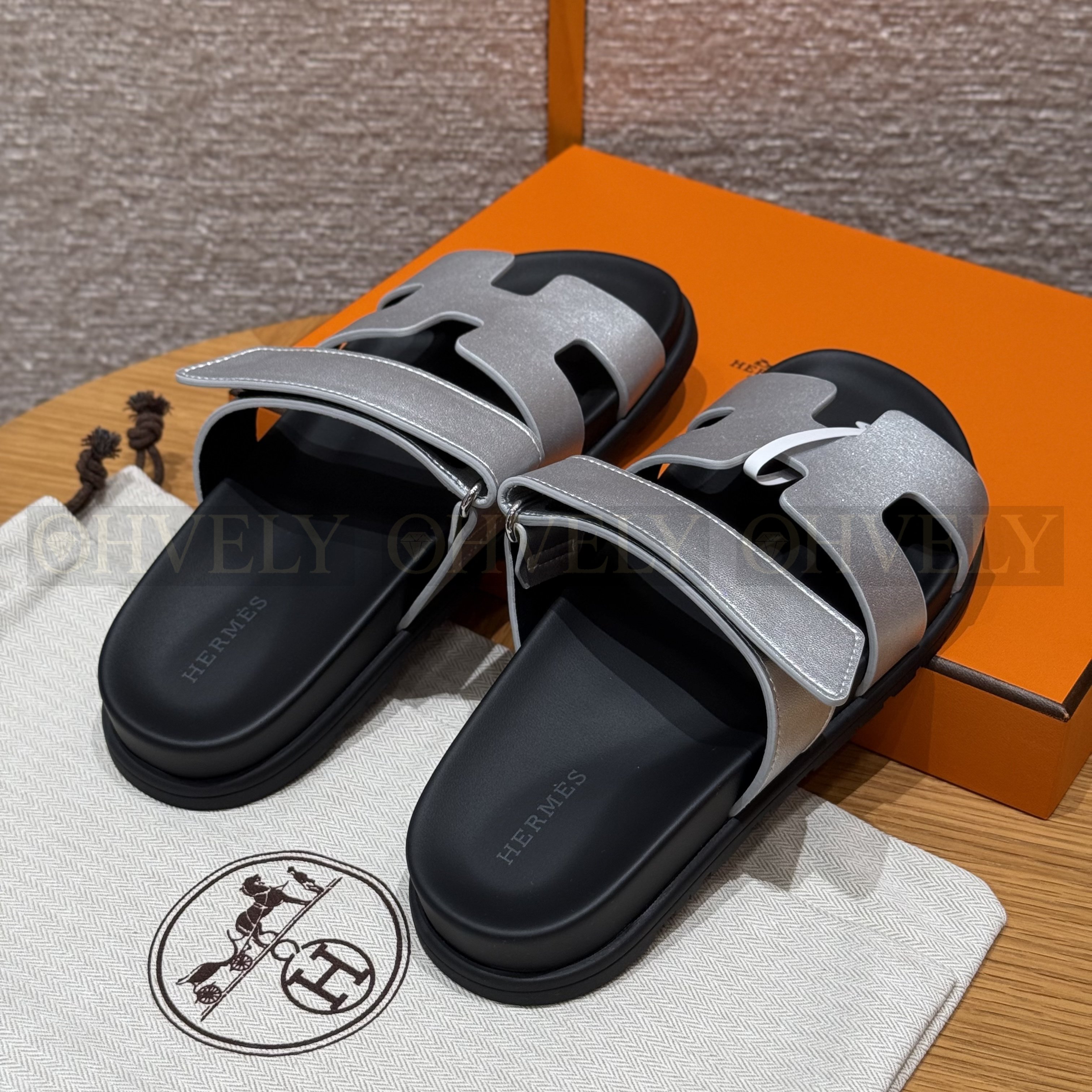 HERMÈS 에르메스 칩레 샌들 카프스킨 & 블랙 로버 솔 (silver gray) 상품 썸네일