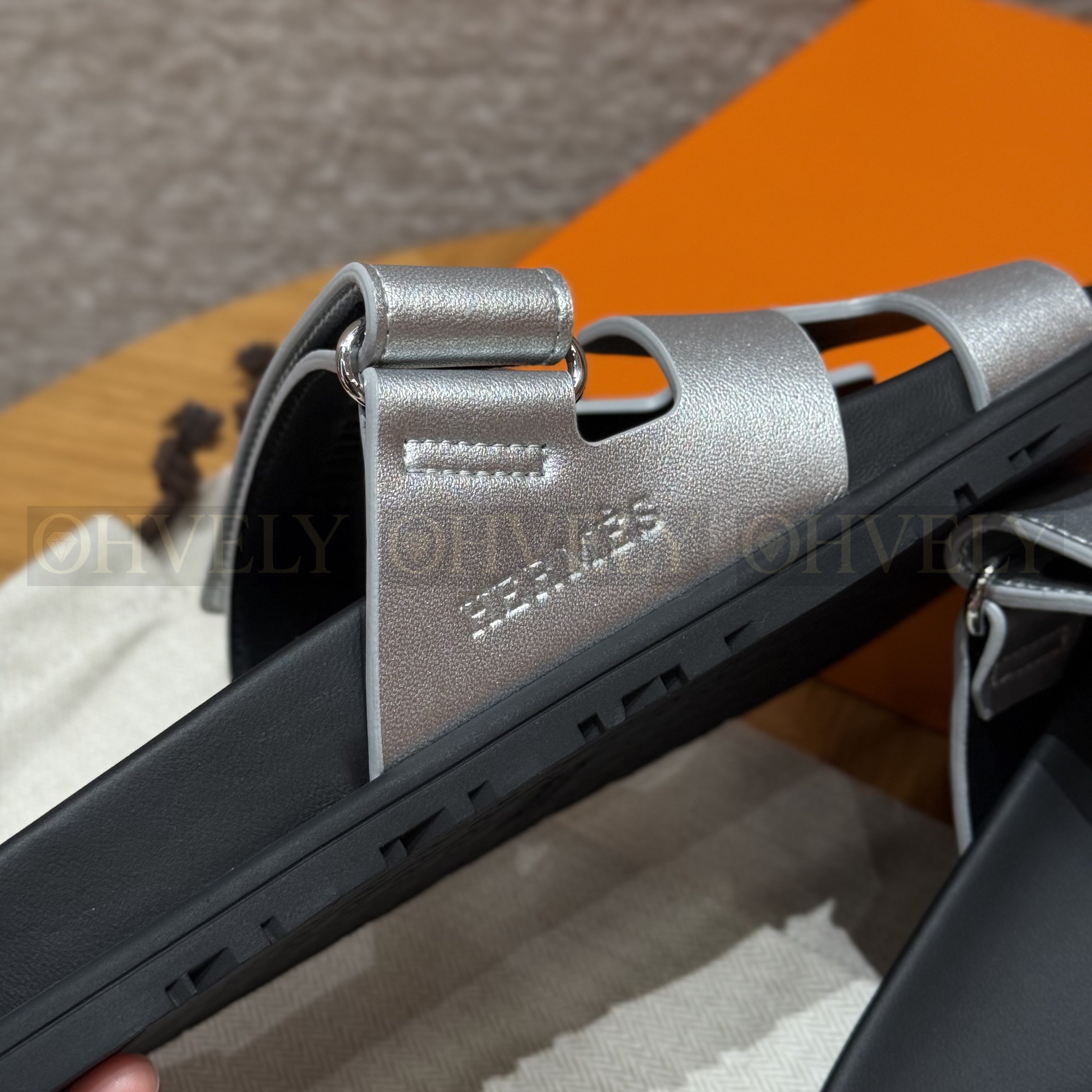 HERMÈS 에르메스 칩레 샌들 카프스킨 & 블랙 로버 솔 (silver gray) 상품 썸네일