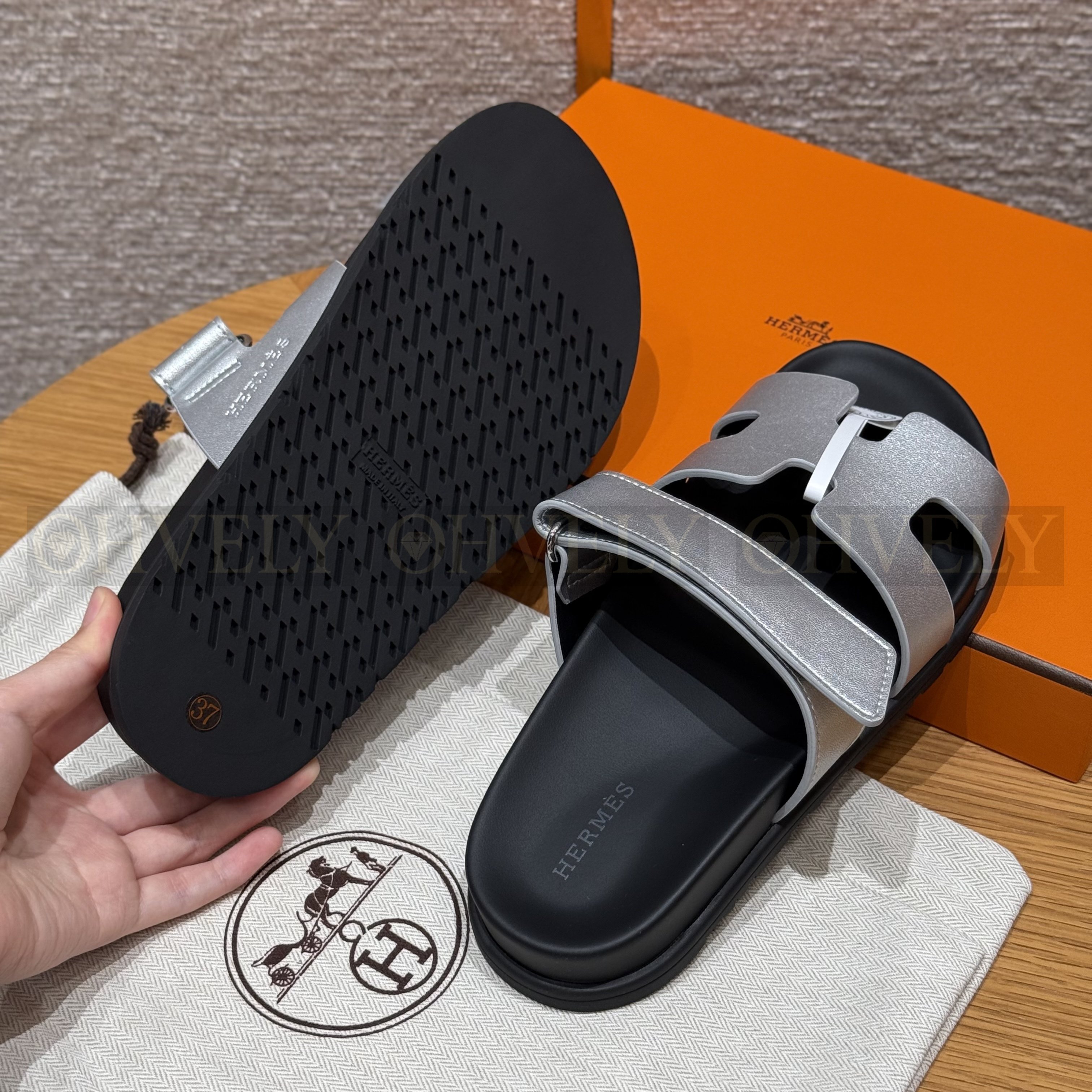 HERMÈS 에르메스 칩레 샌들 카프스킨 & 블랙 로버 솔 (silver gray) 상품 썸네일
