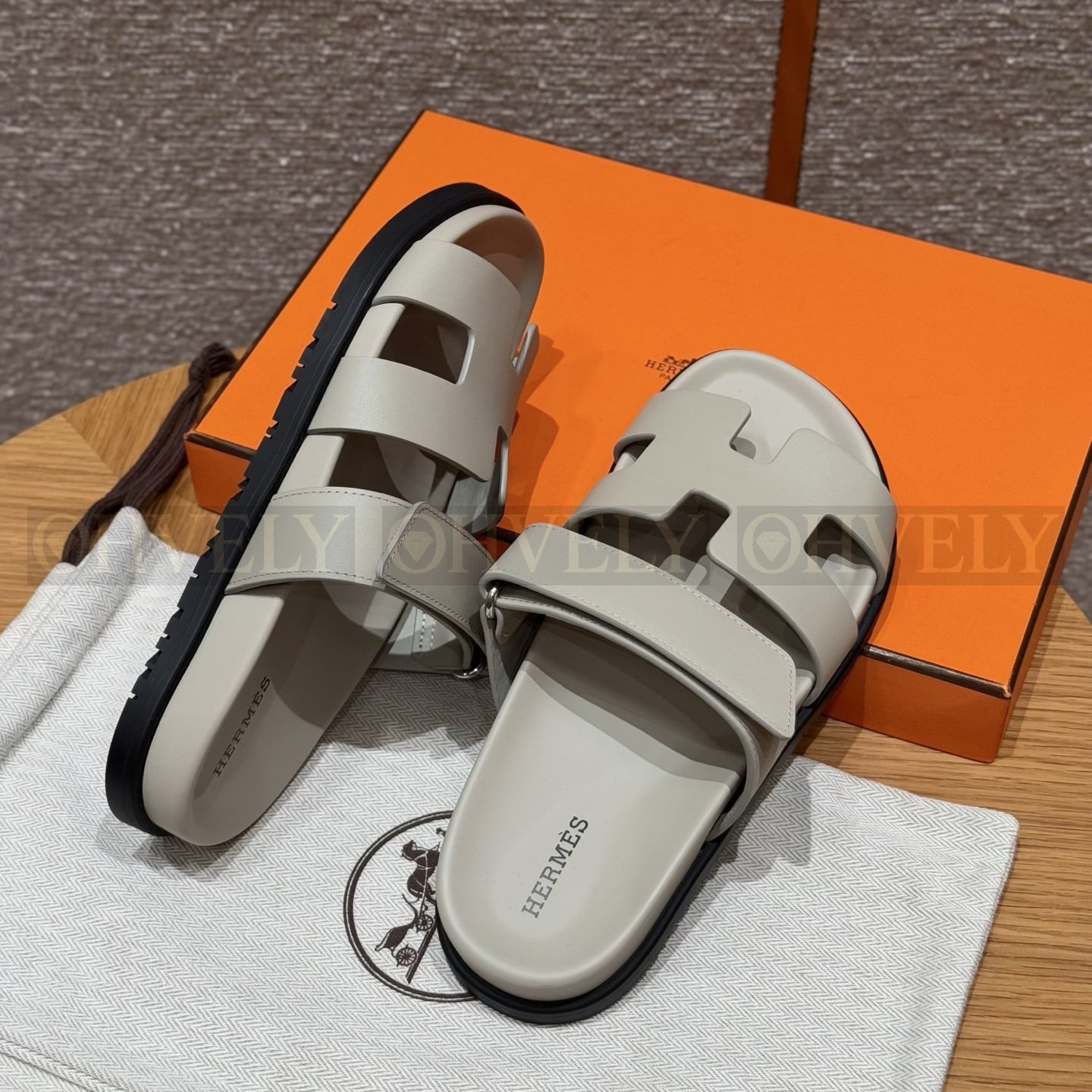 HERMÈS 에르메스 칩레 샌들 카프스킨 & 블랙 로버 솔 (Beige Espuisse) 상품 썸네일