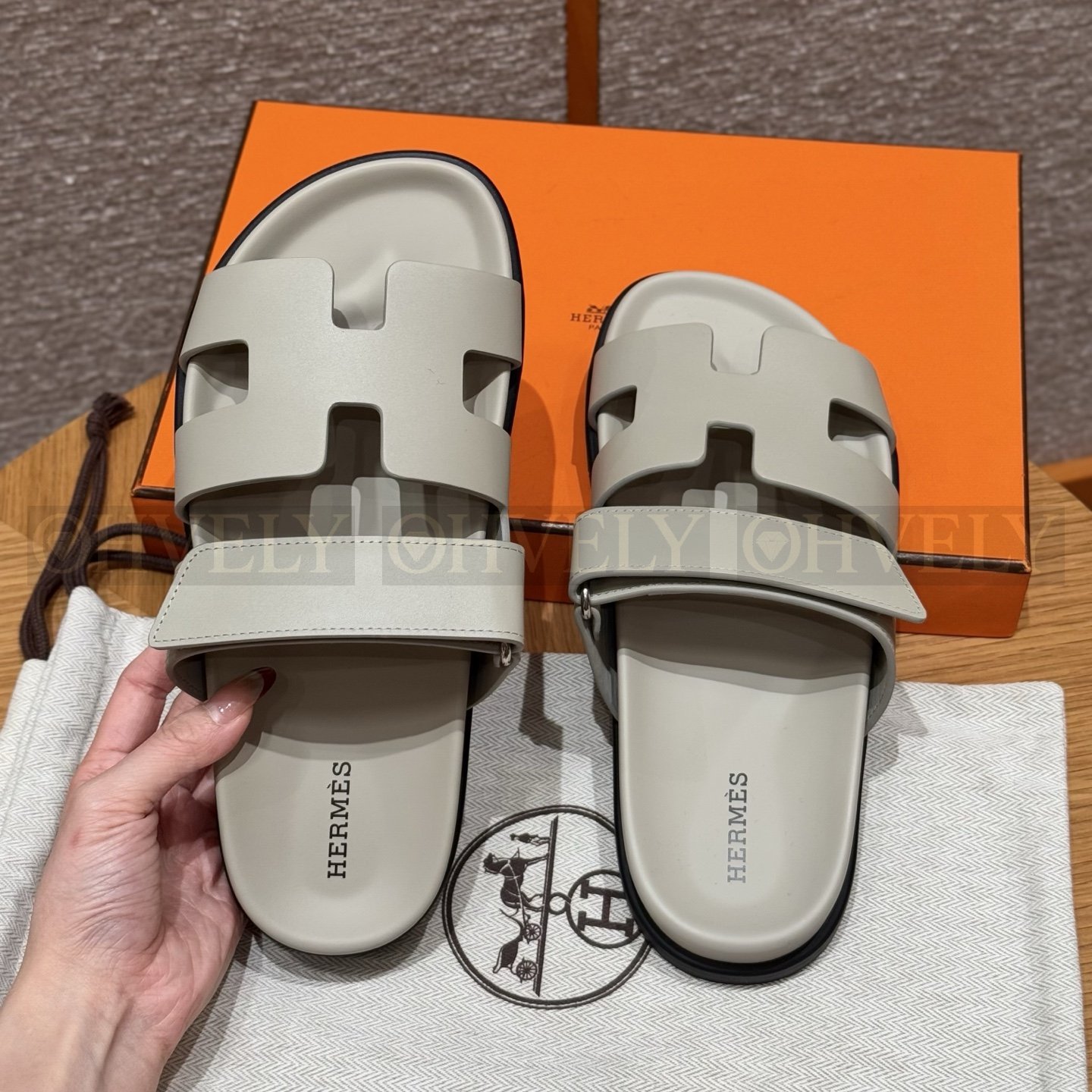 HERMÈS 에르메스 칩레 샌들 카프스킨 & 블랙 로버 솔 (Beige Espuisse) 상품 썸네일