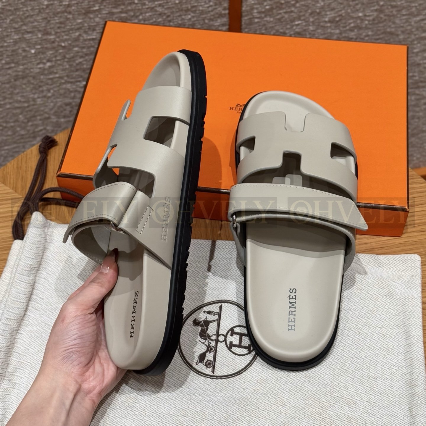 HERMÈS 에르메스 칩레 샌들 카프스킨 & 블랙 로버 솔 (Beige Espuisse) 상품 썸네일