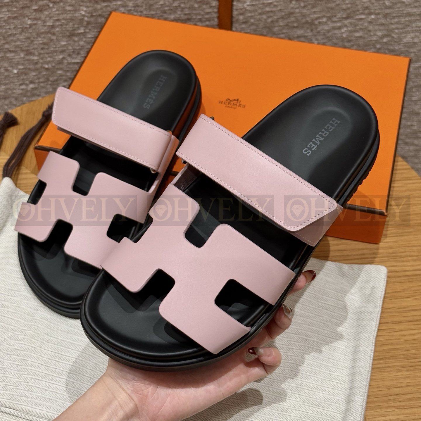 HERMÈS 에르메스 칩레 샌들 카프스킨 & 블랙 로버 솔 (Rose cancan) 상품 썸네일