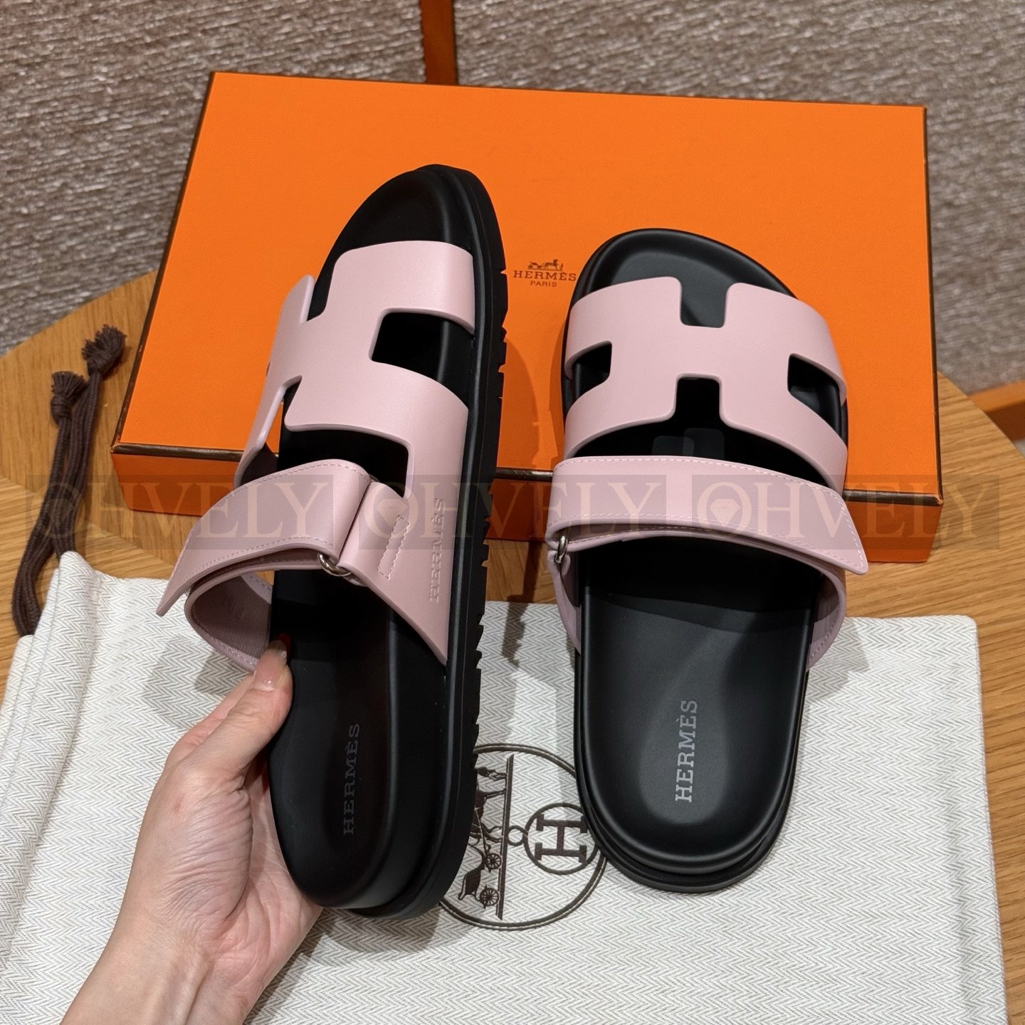 HERMÈS 에르메스 칩레 샌들 카프스킨 & 블랙 로버 솔 (Rose cancan) 상품 썸네일
