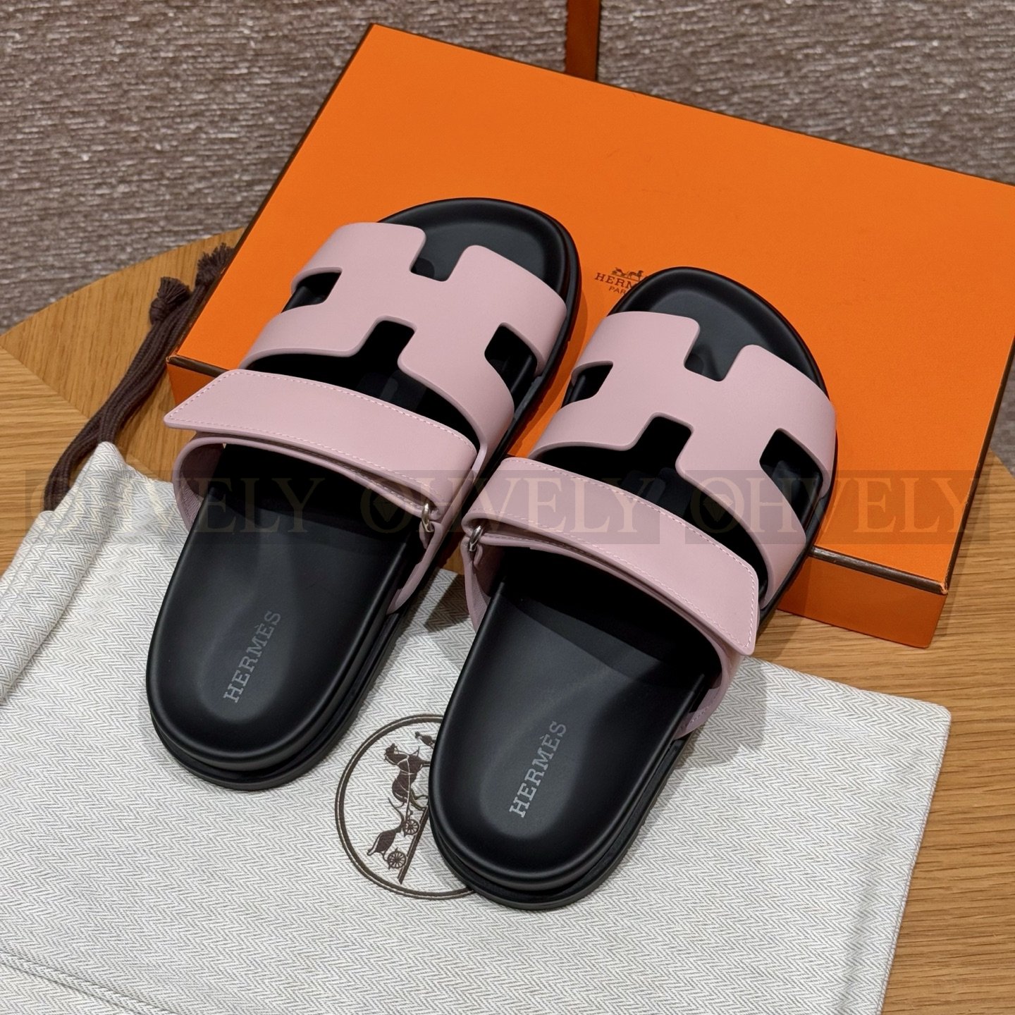 HERMÈS 에르메스 칩레 샌들 카프스킨 & 블랙 로버 솔 (Rose cancan) 상품 썸네일