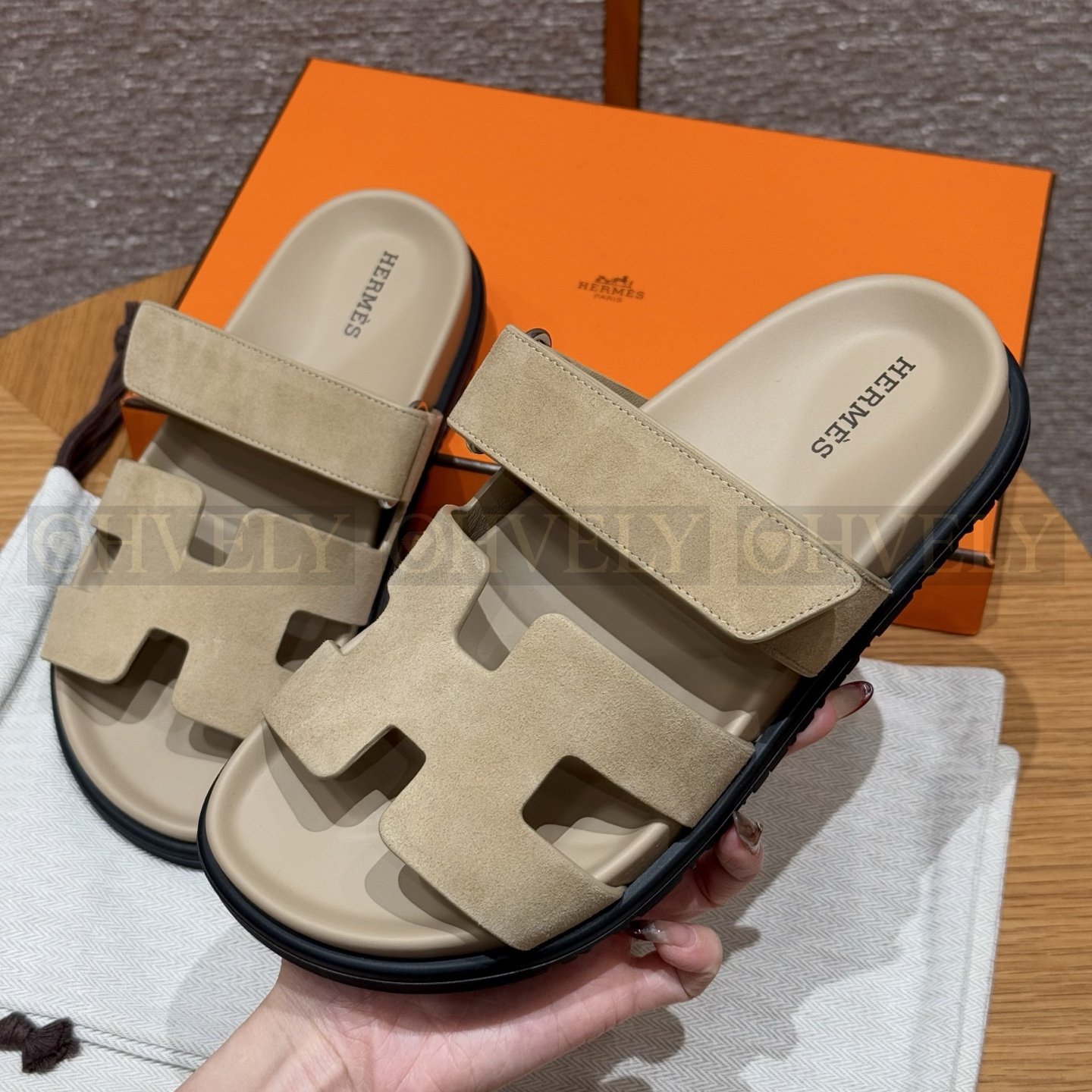HERMÈS 에르메스 칩레 샌들 샤무아 카프스킨 & 블랙 로버 솔 (Beige Lin) 상품 썸네일