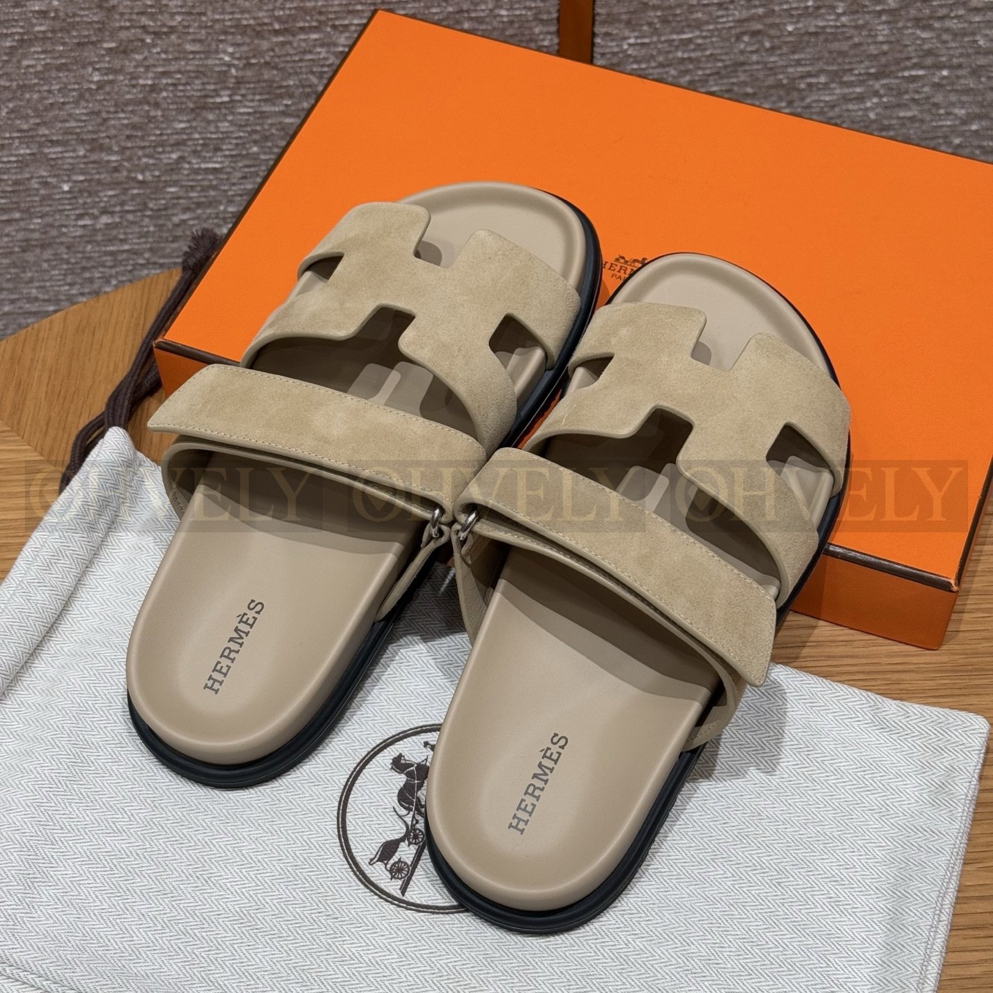 HERMÈS 에르메스 칩레 샌들 샤무아 카프스킨 & 블랙 로버 솔 (Beige Lin) 상품 썸네일