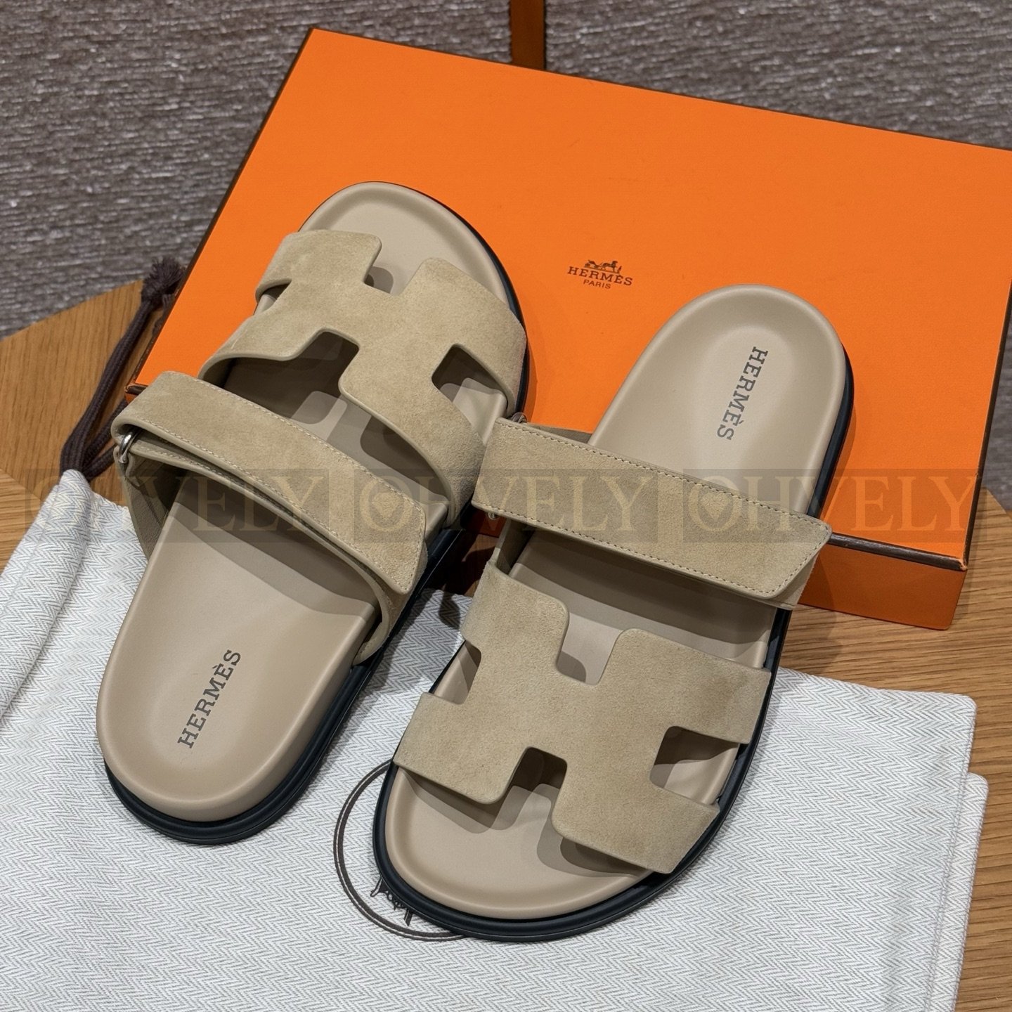 HERMÈS 에르메스 칩레 샌들 샤무아 카프스킨 & 블랙 로버 솔 (Beige Lin) 상품 썸네일