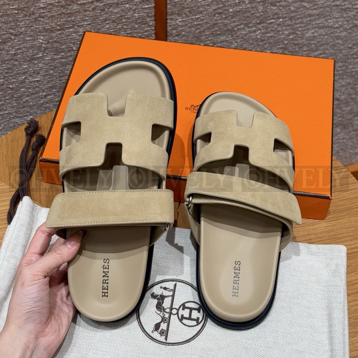 HERMÈS 에르메스 칩레 샌들 샤무아 카프스킨 & 블랙 로버 솔 (Beige Lin) 상품 썸네일