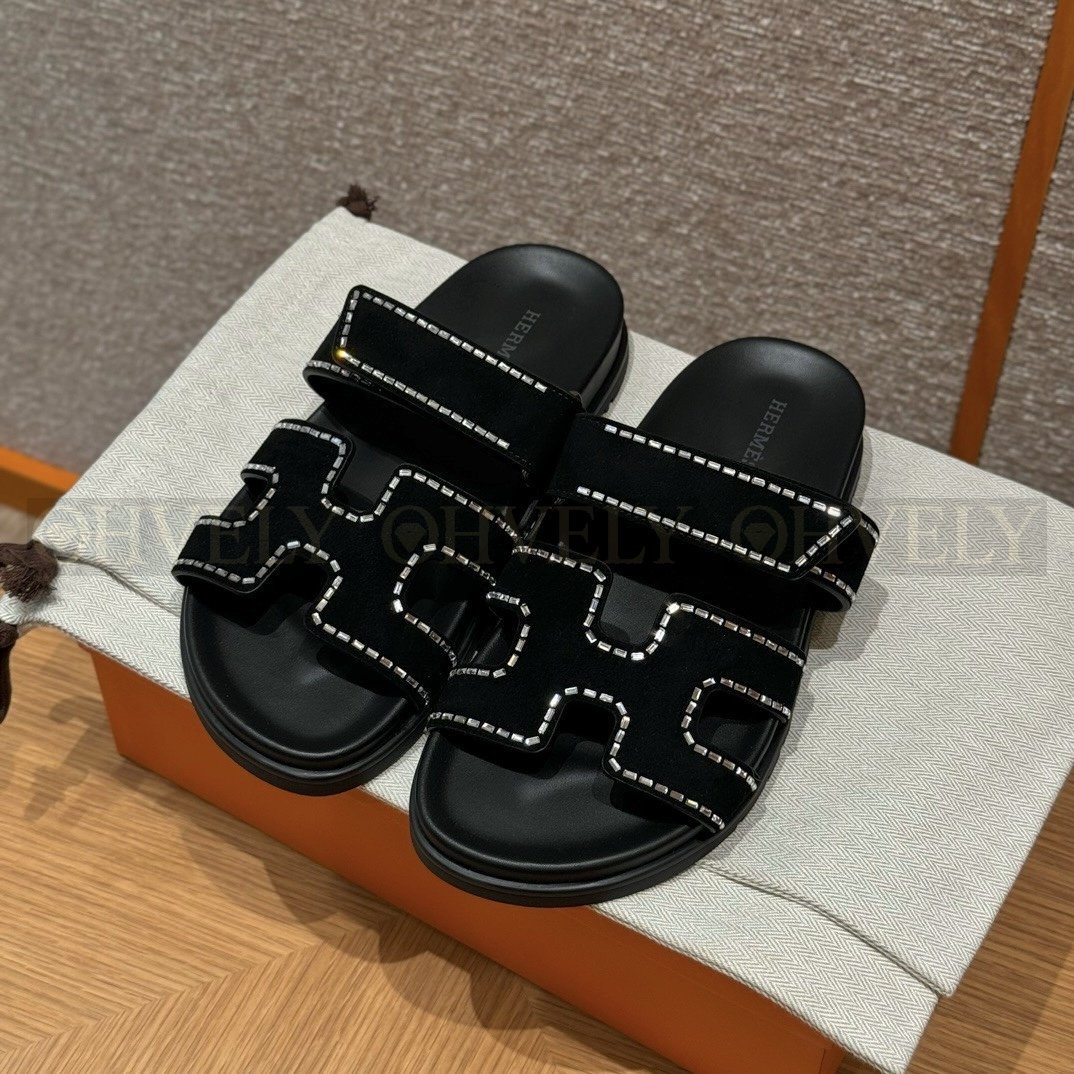 HERMÈS 에르메스 칩레 샌들 스웨이드 고트스킨 & 크리스탈 디테일 (Noir) 상품 썸네일