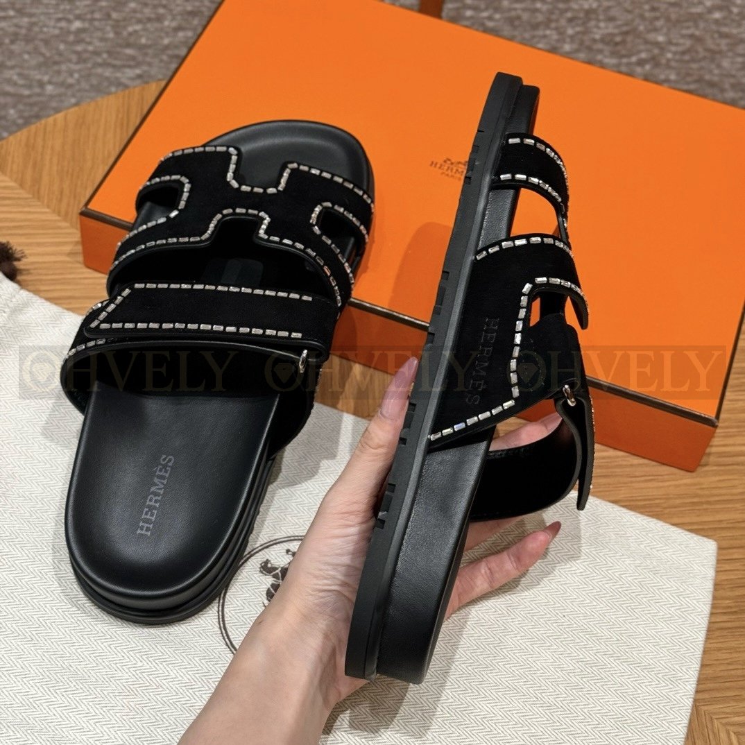 HERMÈS 에르메스 칩레 샌들 스웨이드 고트스킨 & 크리스탈 디테일 (Noir) 상품 썸네일