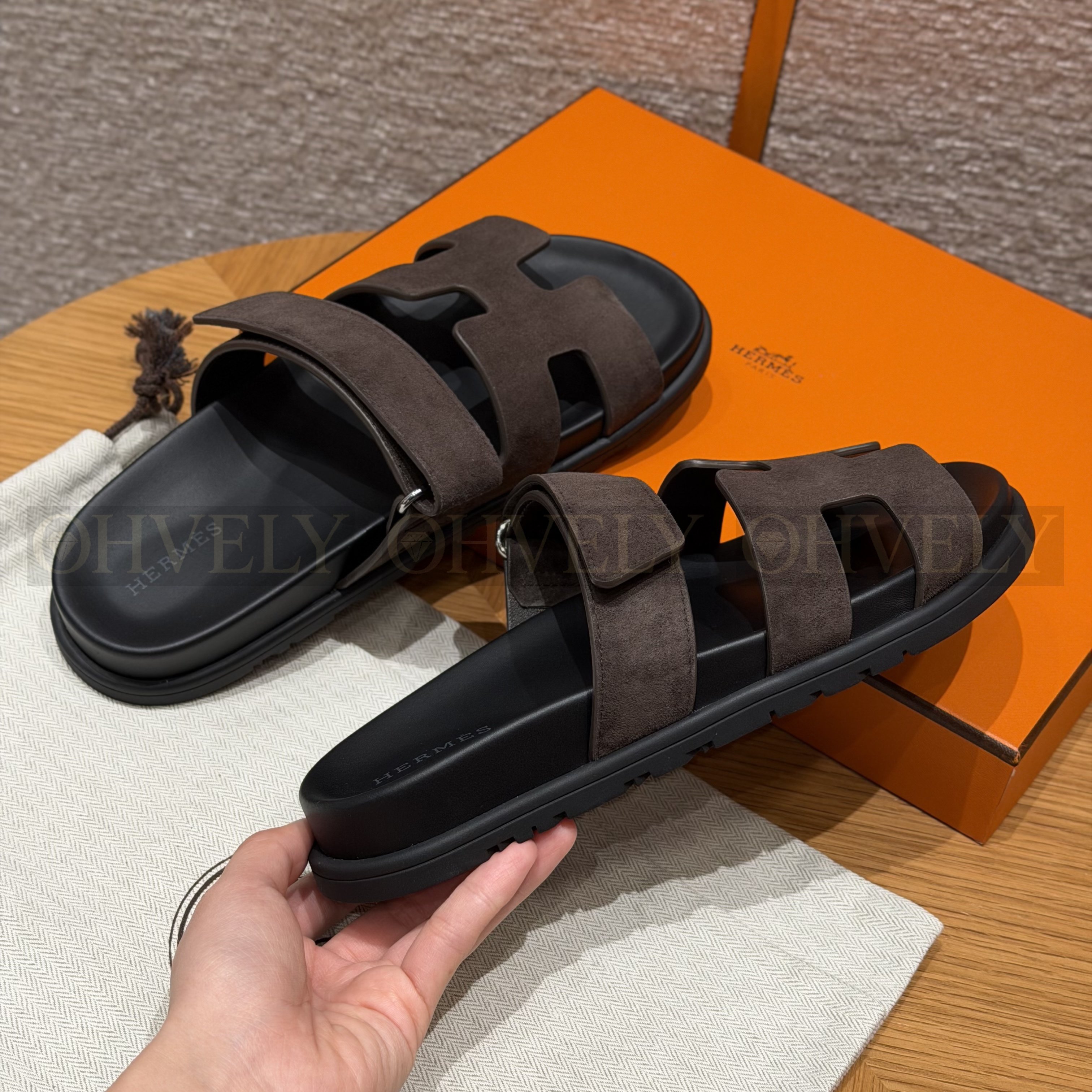 HERMÈS 에르메스 칩레 샌들 샤무아 카프스킨 & 블랙 로버 솔 (Ebene) 상품 썸네일