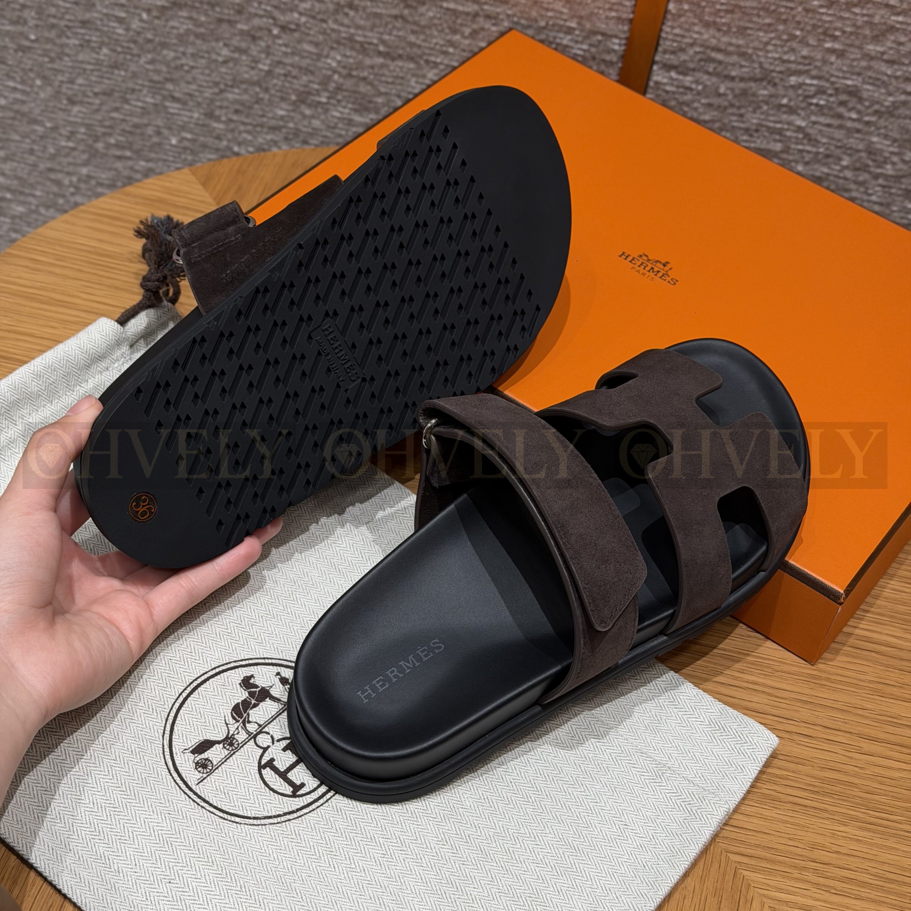 HERMÈS 에르메스 칩레 샌들 샤무아 카프스킨 & 블랙 로버 솔 (Ebene) 상품 썸네일